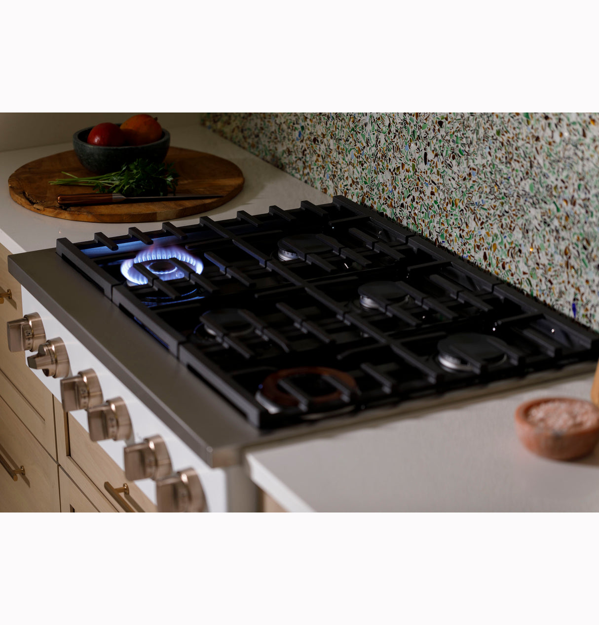 Caf(eback)(TM) 36" Commercial-Style Gas Rangetop with 6 Burners (Natural Gas) - (CGU366P4TW2)