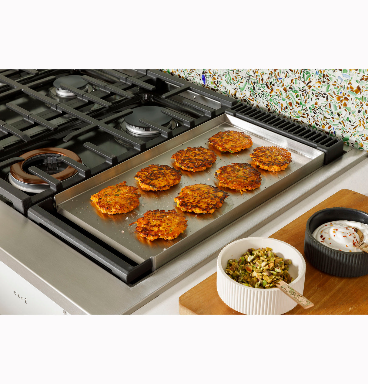 Caf(eback)(TM) 48" Commercial-Style Gas Rangetop with 6 Burners and Integrated Griddle (Natural Gas) - (CGU486P2TS1)