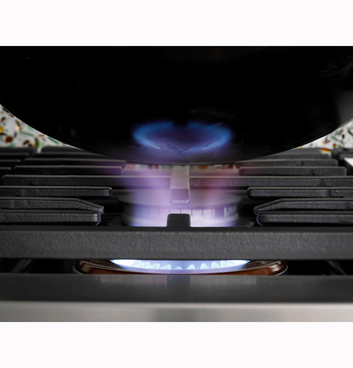 Caf(eback)(TM) 48" Commercial-Style Gas Rangetop with 6 Burners and Integrated Griddle (Natural Gas) - (CGU486P4TW2)