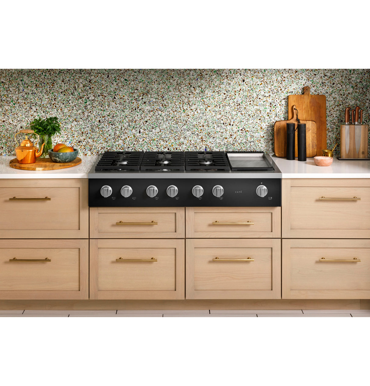 Caf(eback)(TM) 48" Commercial-Style Gas Rangetop with 6 Burners and Integrated Griddle (Natural Gas) - (CGU486P3TD1)