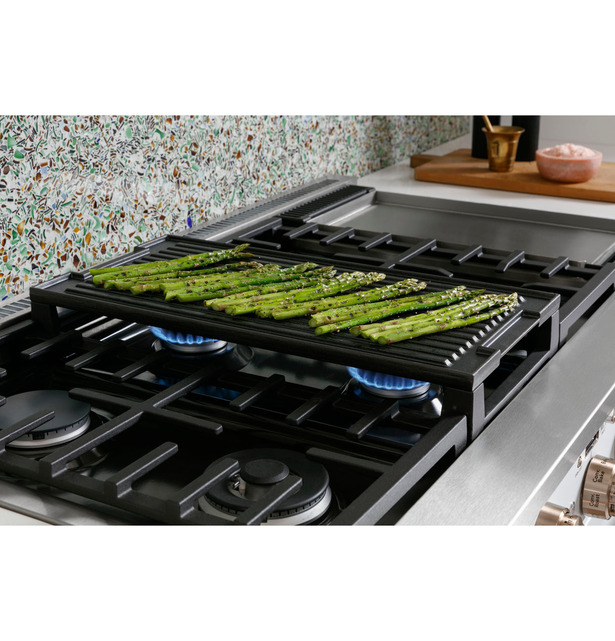 Caf(eback)(TM) 48" Smart Dual-Fuel Commercial-Style Range with 6 Burners and Griddle (Natural Gas) - (C2Y486P3TD1)