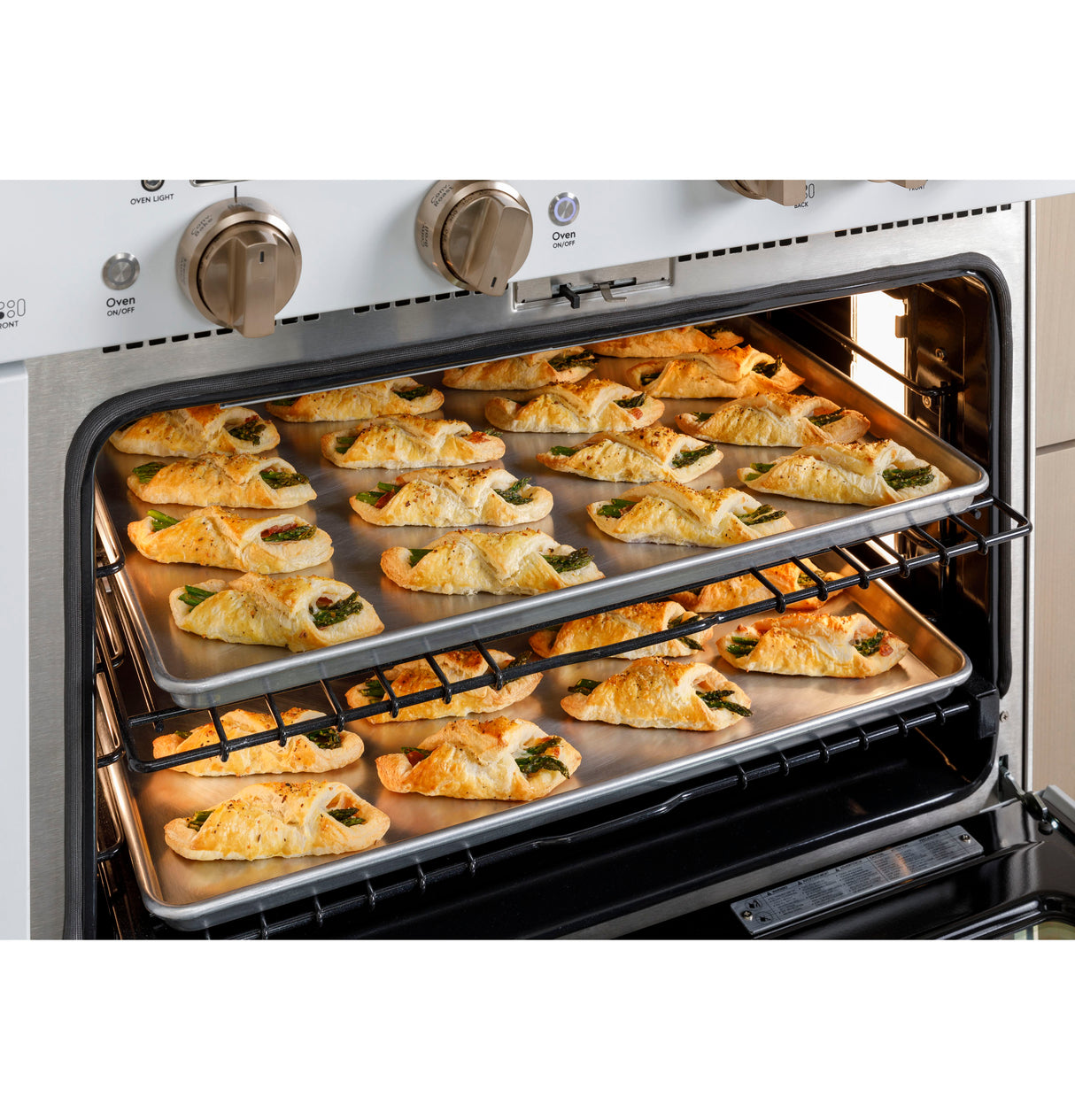 Caf(eback)(TM) 48" Smart Dual-Fuel Commercial-Style Range with 6 Burners and Griddle (Natural Gas) - (C2Y486P3TD1)