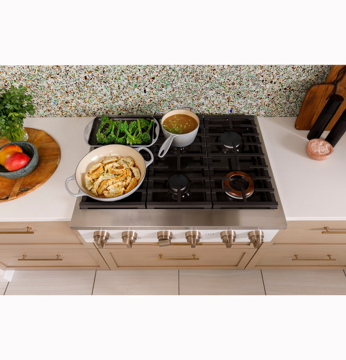 Caf(eback)(TM) 36" Commercial-Style Gas Rangetop with 6 Burners (Natural Gas) - (CGU366P3TD1)