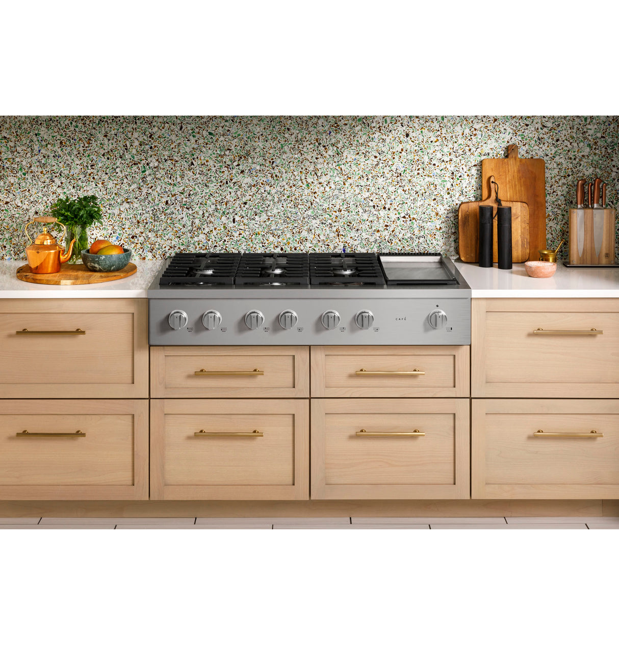 Caf(eback)(TM) 48" Commercial-Style Gas Rangetop with 6 Burners and Integrated Griddle (Natural Gas) - (CGU486P2TS1)