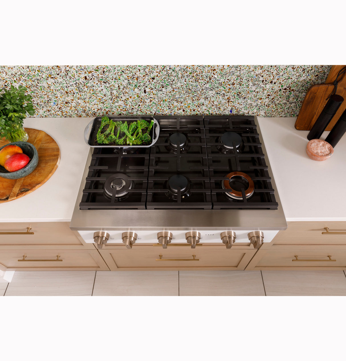 Caf(eback)(TM) 36" Commercial-Style Gas Rangetop with 6 Burners (Natural Gas) - (CGU366P2TS1)