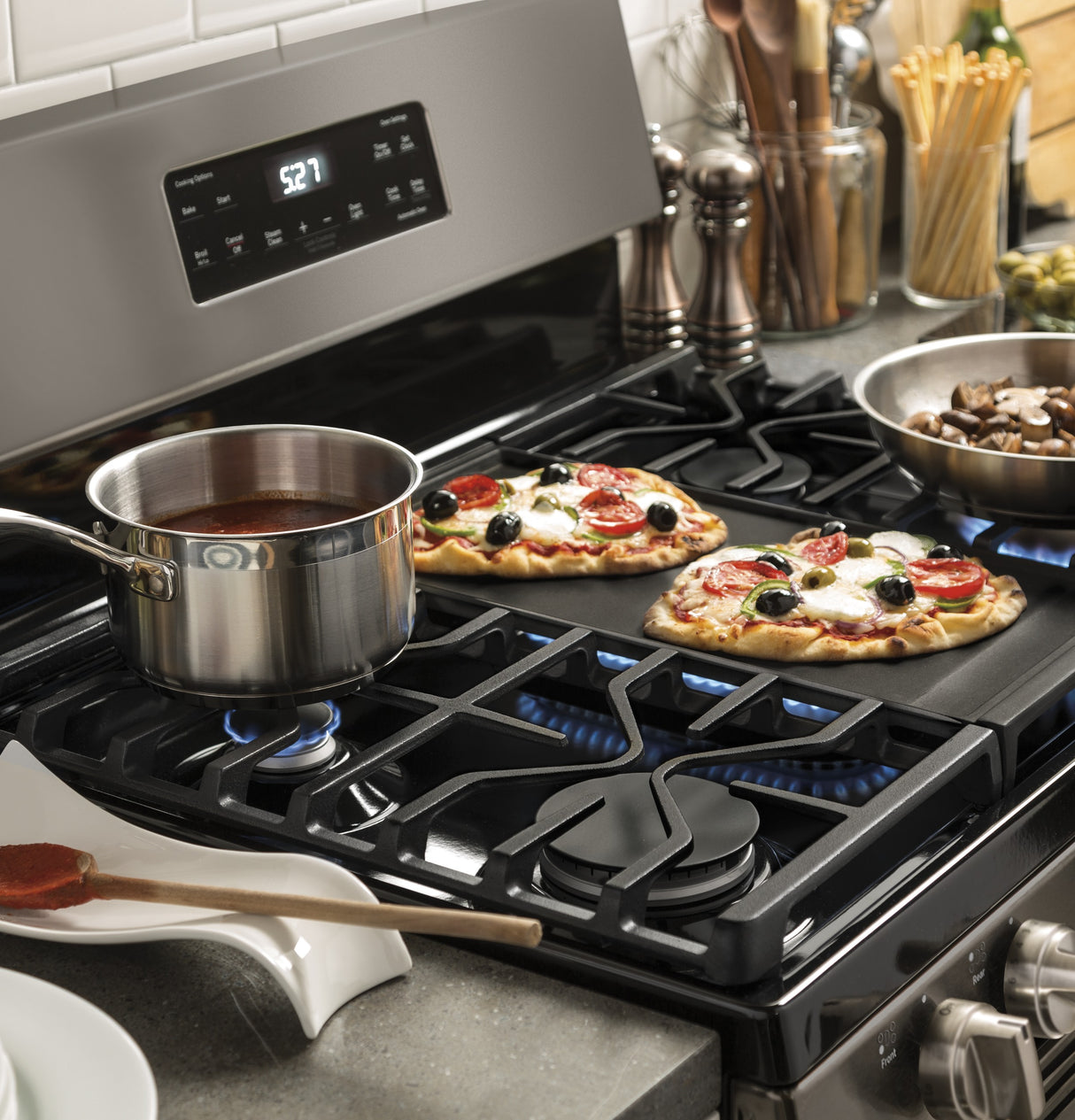 GE(R) 30" Free-Standing Gas Range - (JGBS66EEKES)