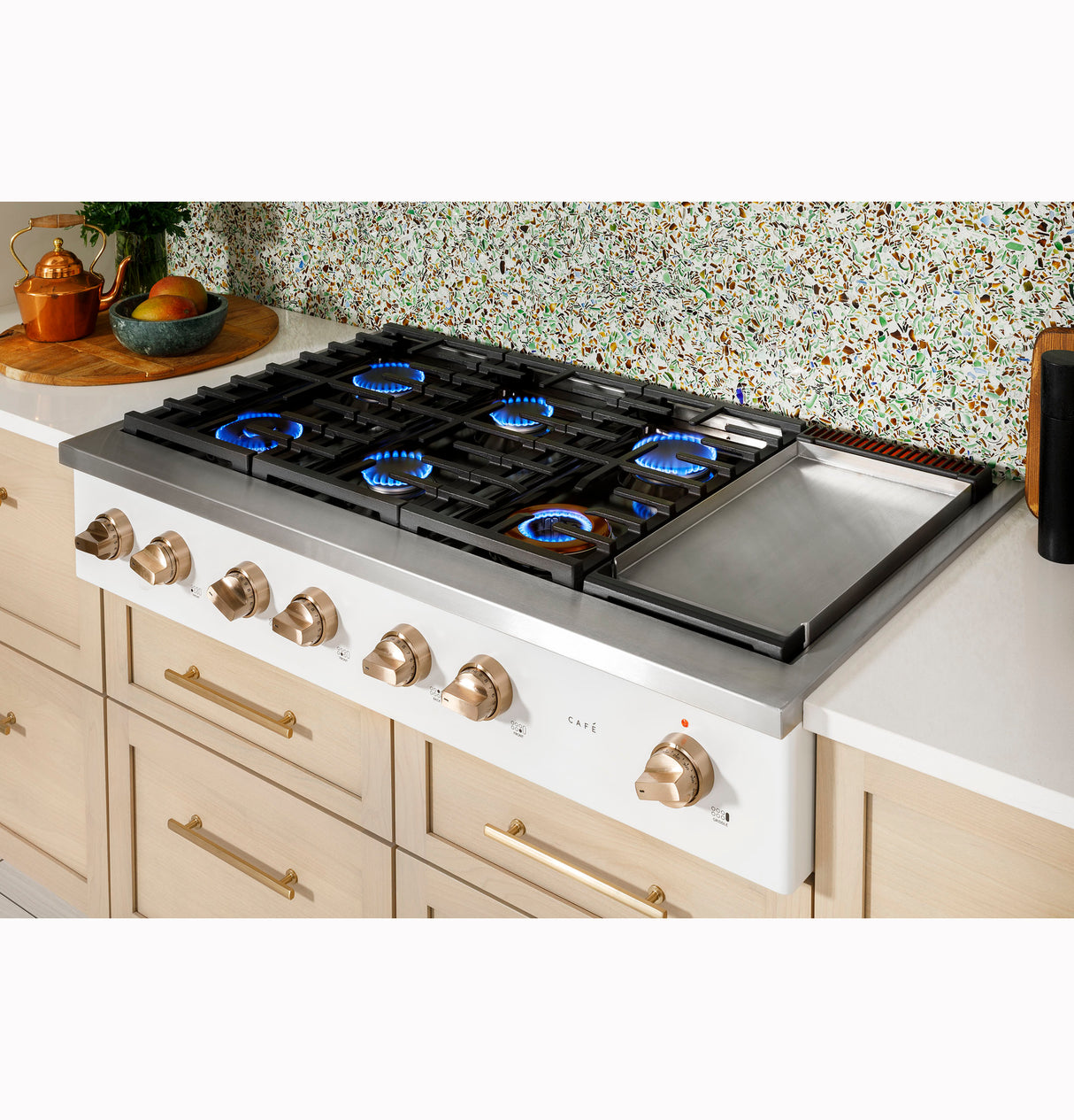 Caf(eback)(TM) 48" Commercial-Style Gas Rangetop with 6 Burners and Integrated Griddle (Natural Gas) - (CGU486P2TS1)