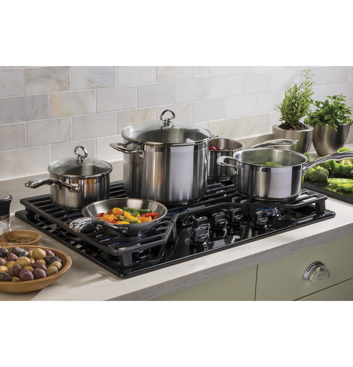 GE(R) 30" Built-In Gas Cooktop with 5 Burners and Dishwasher Safe Grates - (JGP5030DLBB)