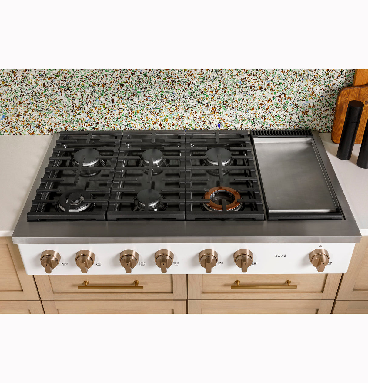 Caf(eback)(TM) 48" Commercial-Style Gas Rangetop with 6 Burners and Integrated Griddle (Natural Gas) - (CGU486P4TW2)