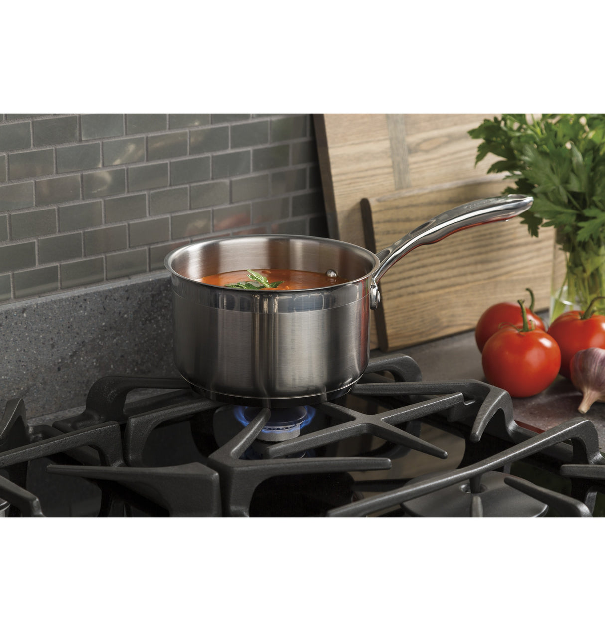 GE(R) 36" Built-In Gas on Glass Cooktop with 5 Burners and Dishwasher Safe Grates - (JGP5536SLSS)