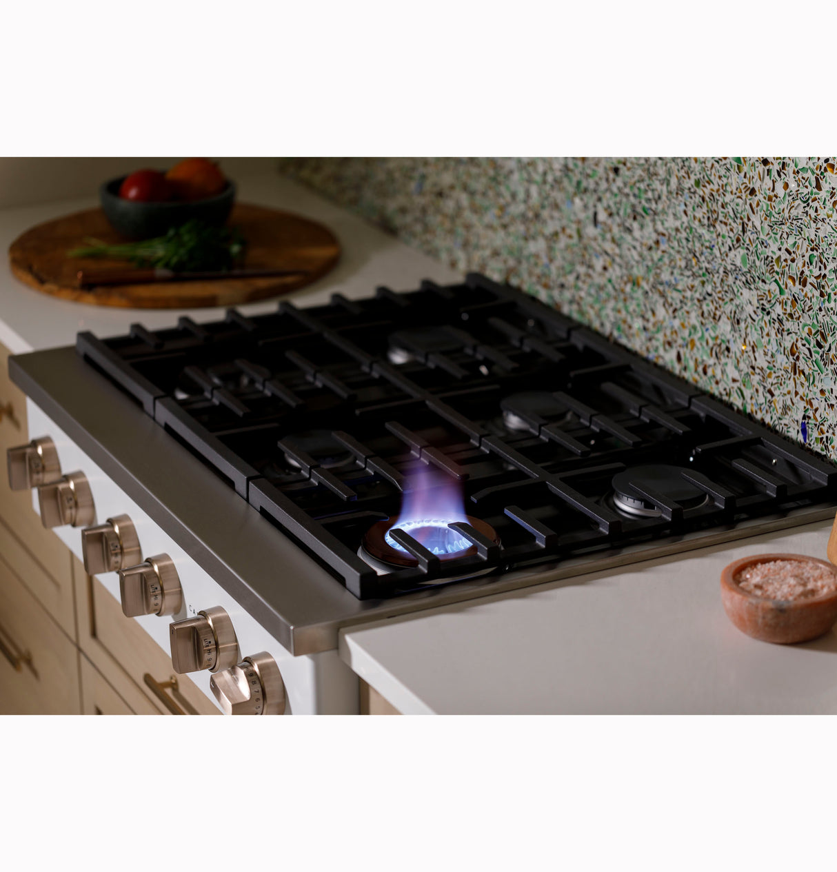 Caf(eback)(TM) 36" Commercial-Style Gas Rangetop with 6 Burners (Natural Gas) - (CGU366P3TD1)