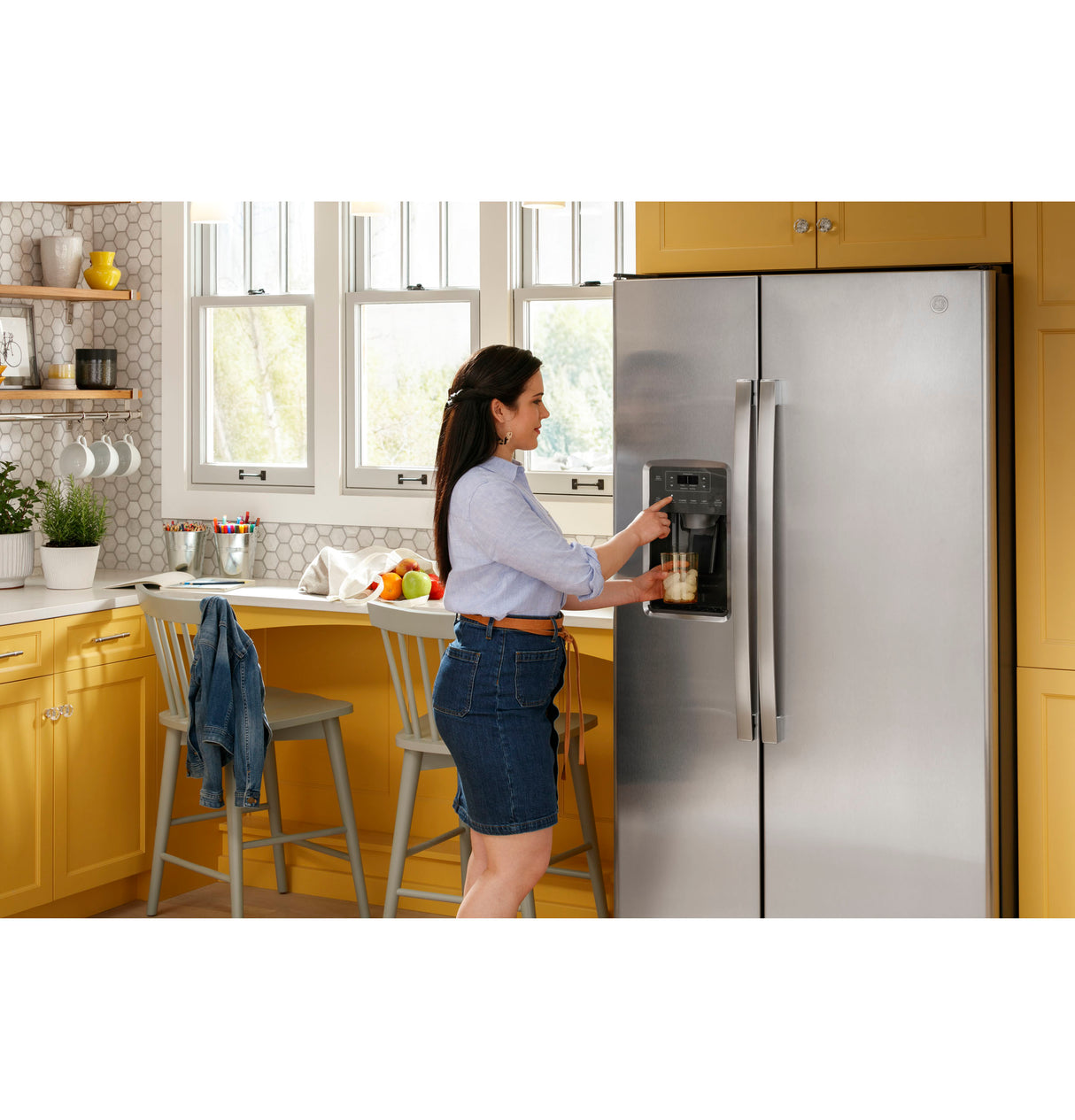 GE(R) 25.3 Cu. Ft. Side-By-Side Refrigerator - (GSS25GMPES)