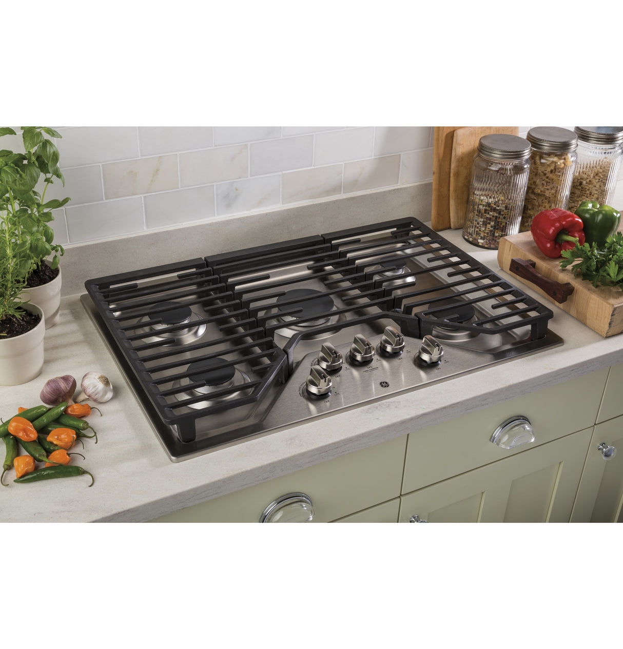 GE(R) 30" Built-In Gas Cooktop with 5 Burners and Dishwasher Safe Grates - (JGP5030SLSS)