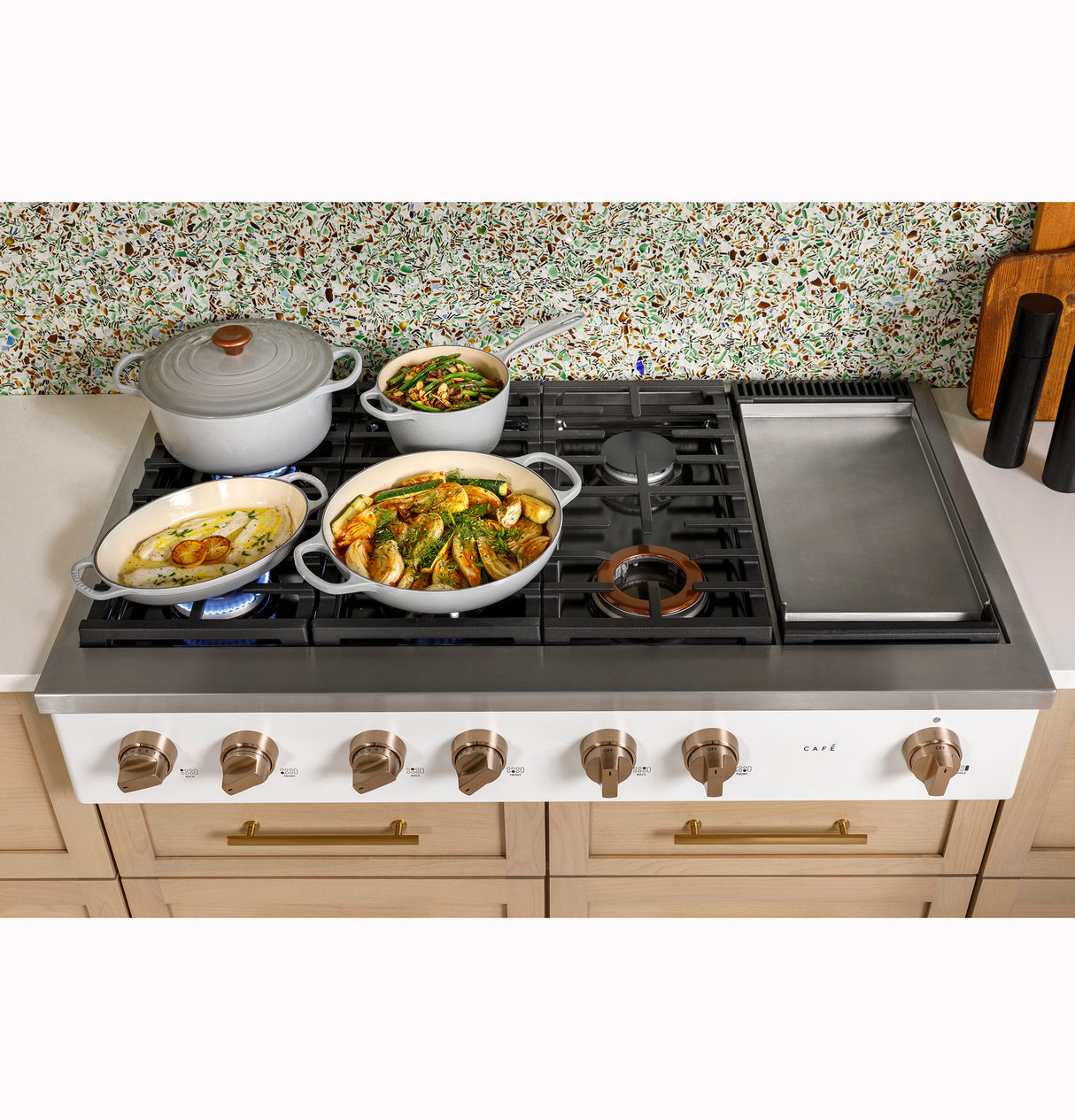 Caf(eback)(TM) 48" Commercial-Style Gas Rangetop with 6 Burners and Integrated Griddle (Natural Gas) - (CGU486P2TS1)