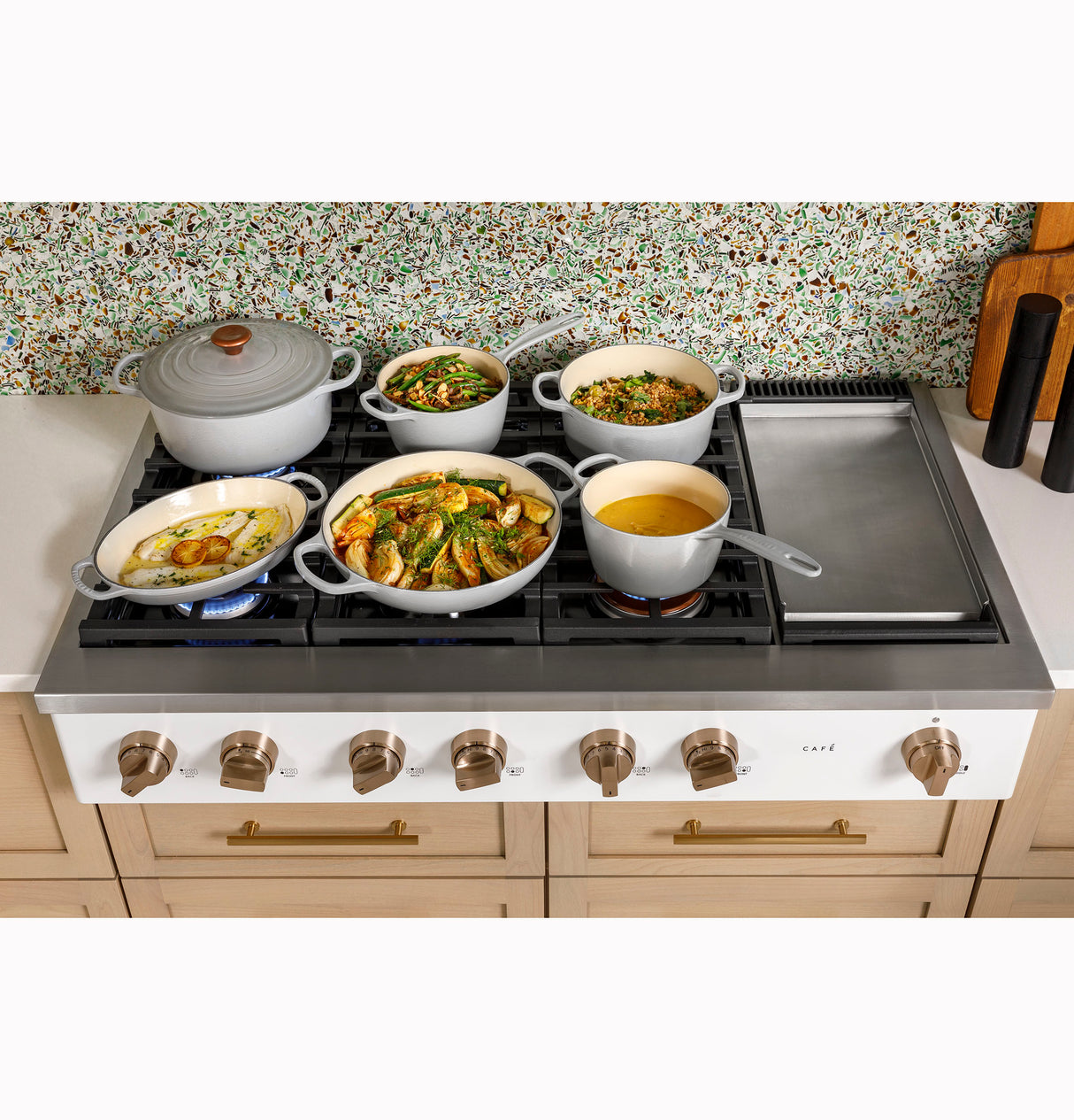 Caf(eback)(TM) 48" Commercial-Style Gas Rangetop with 6 Burners and Integrated Griddle (Natural Gas) - (CGU486P2TS1)