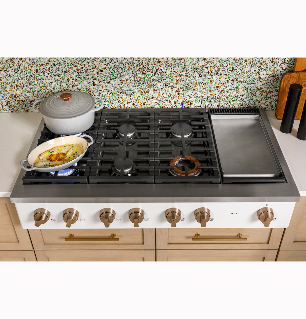 Caf(eback)(TM) 48" Commercial-Style Gas Rangetop with 6 Burners and Integrated Griddle (Natural Gas) - (CGU486P2TS1)