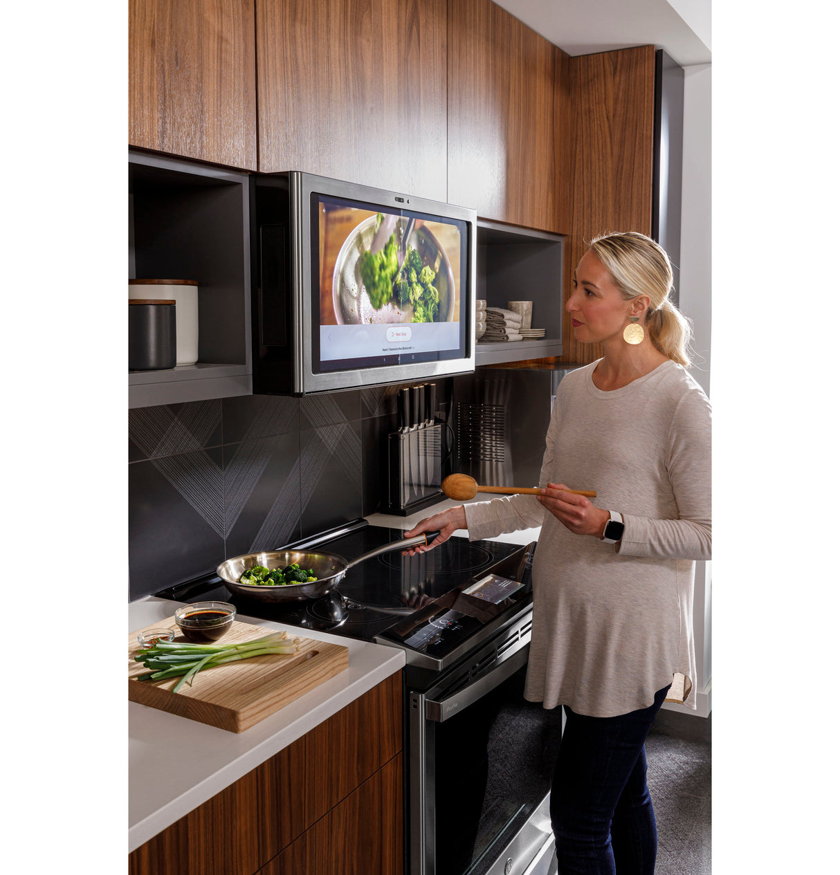 GE Profile(TM) 30" Smart Slide-In Front-Control Induction Fingerprint Resistant Range with In Oven Camera - (PHS93XYPFS)