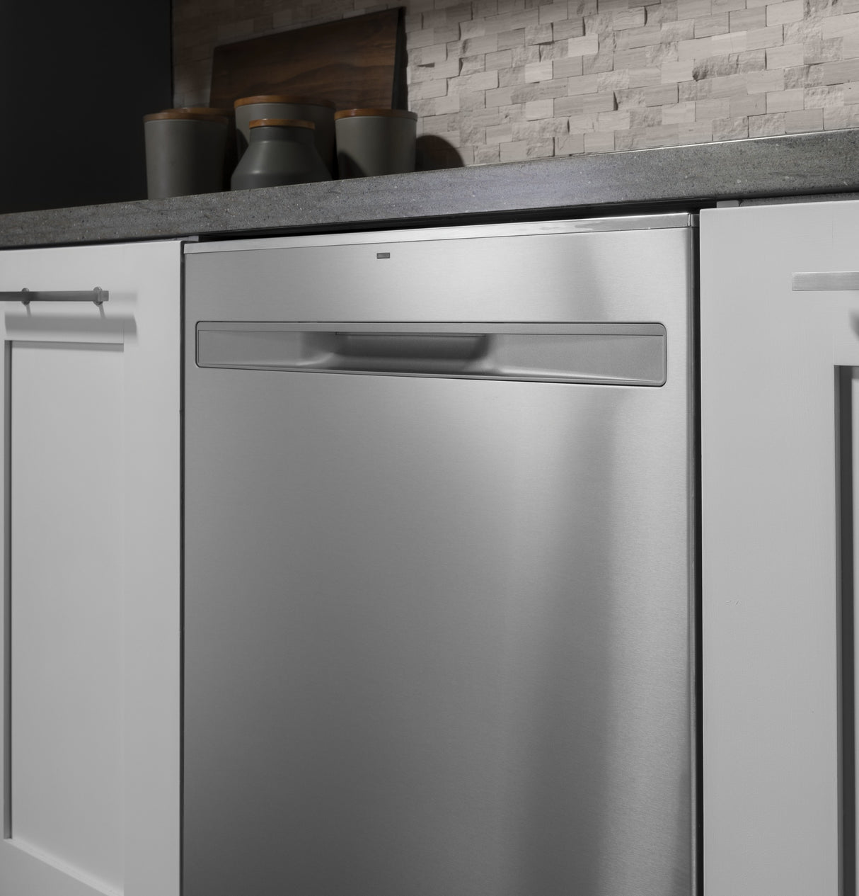 GE(R) ENERGY STAR(R) Fingerprint Resistant Top Control with Stainless Steel Interior Dishwasher with Sanitize Cycle & Dry Boost with Fan Assist - (GDP665SYNFS)