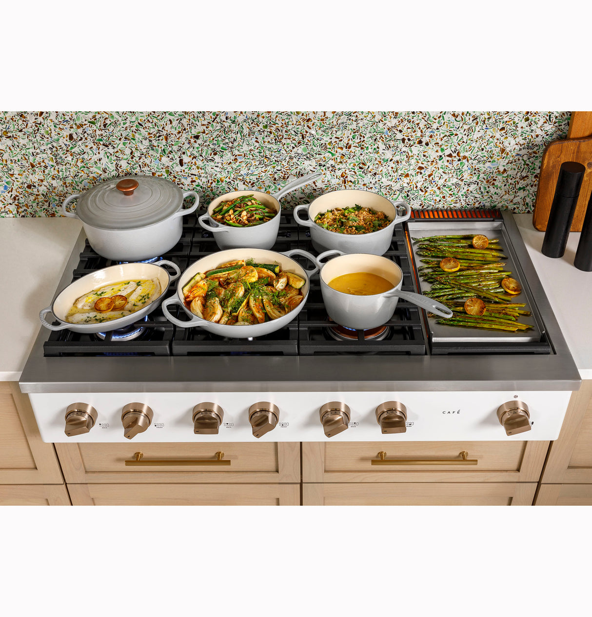 Caf(eback)(TM) 48" Commercial-Style Gas Rangetop with 6 Burners and Integrated Griddle (Natural Gas) - (CGU486P3TD1)