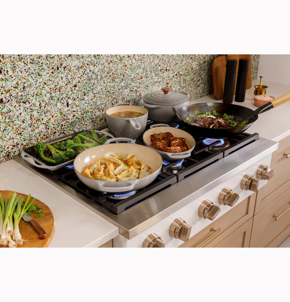 Caf(eback)(TM) 36" Commercial-Style Gas Rangetop with 6 Burners (Natural Gas) - (CGU366P4TW2)