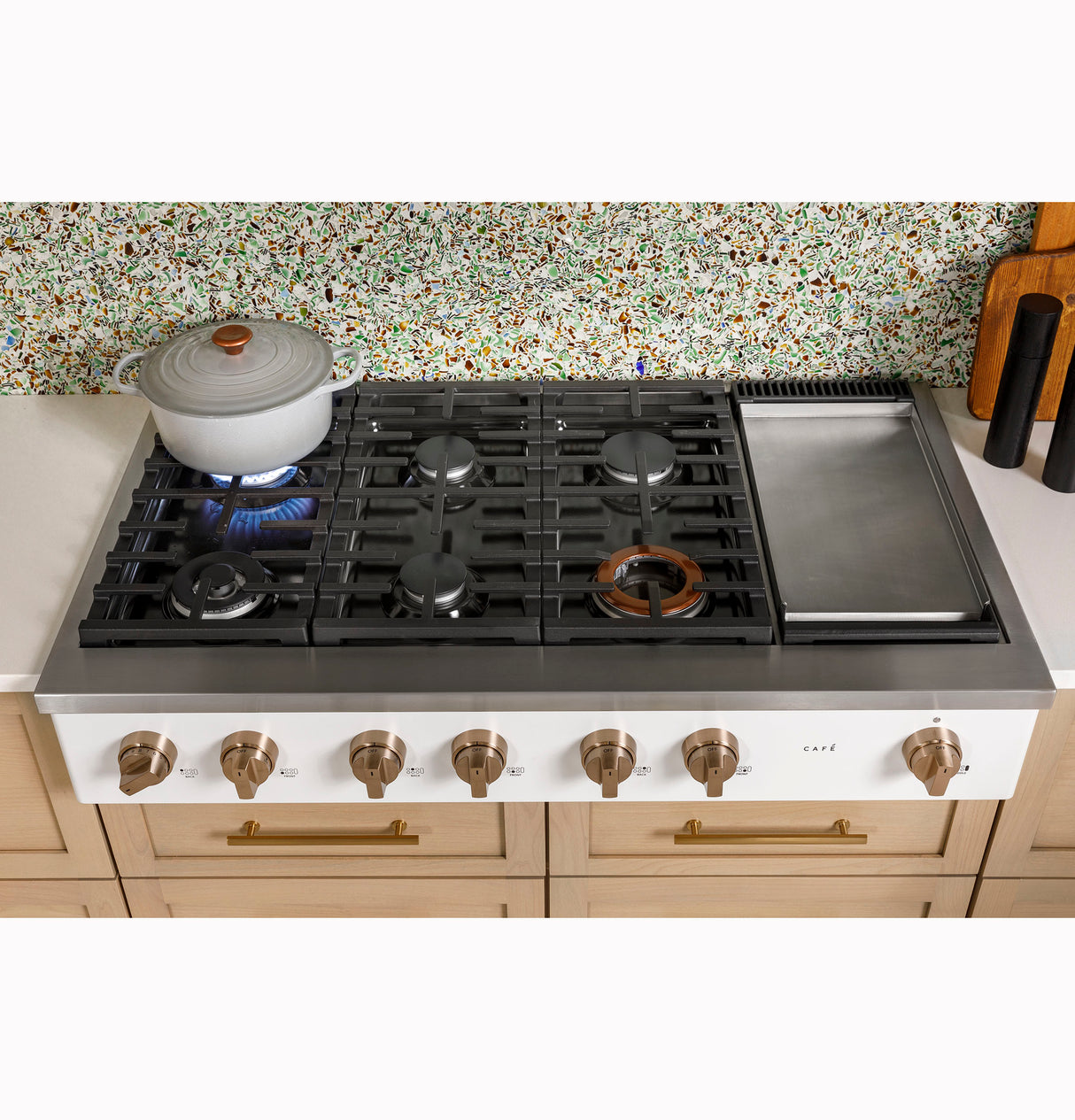 Caf(eback)(TM) 48" Commercial-Style Gas Rangetop with 6 Burners and Integrated Griddle (Natural Gas) - (CGU486P4TW2)