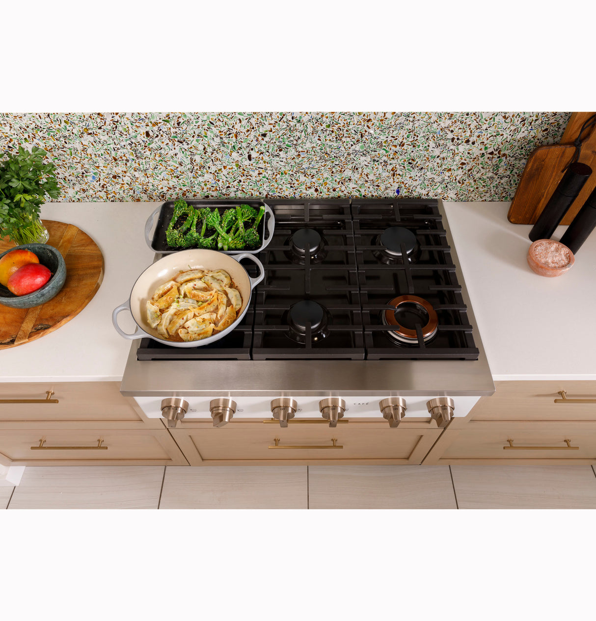 Caf(eback)(TM) 36" Commercial-Style Gas Rangetop with 6 Burners (Natural Gas) - (CGU366P2TS1)