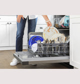 GE(R) Dishwasher with Front Controls - (GDF450PSRSS)