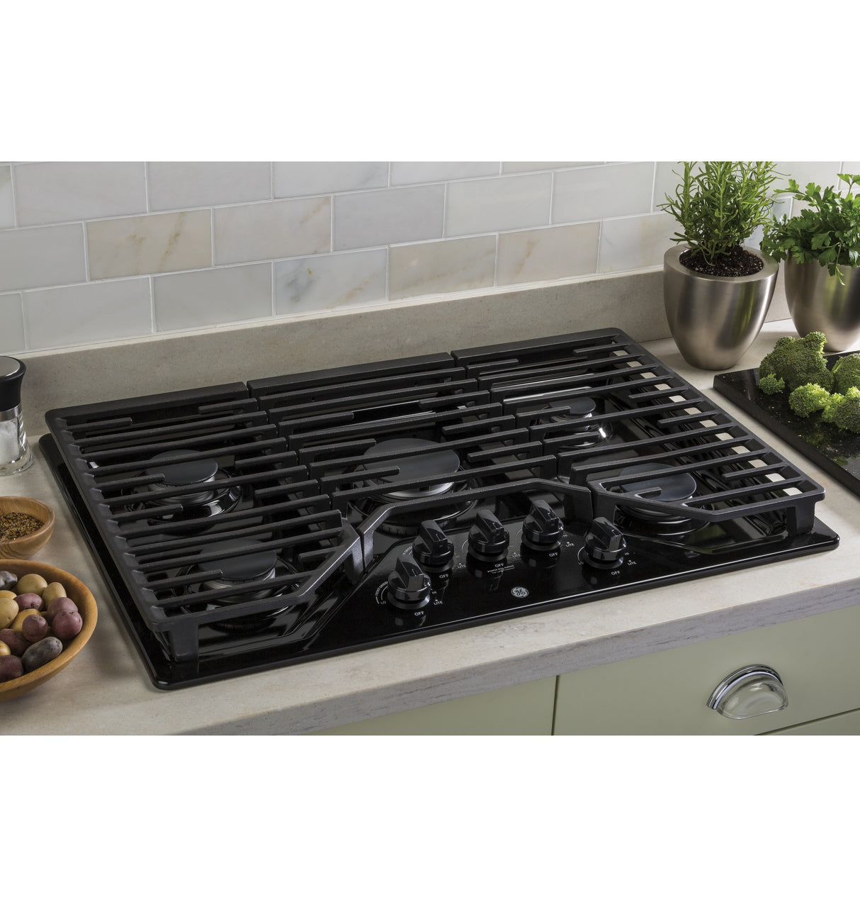 GE(R) 30" Built-In Gas Cooktop with 5 Burners and Dishwasher Safe Grates - (JGP5030DLBB)