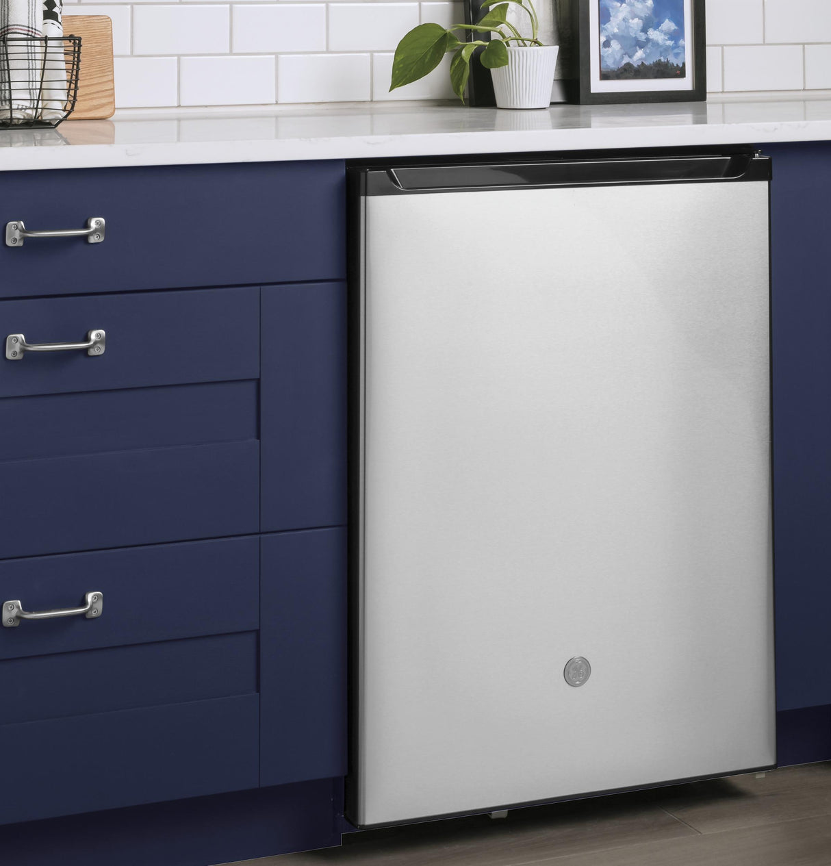 GE(R) ENERGY STAR(R) Compact Refrigerator - (GCE06GSHSB)