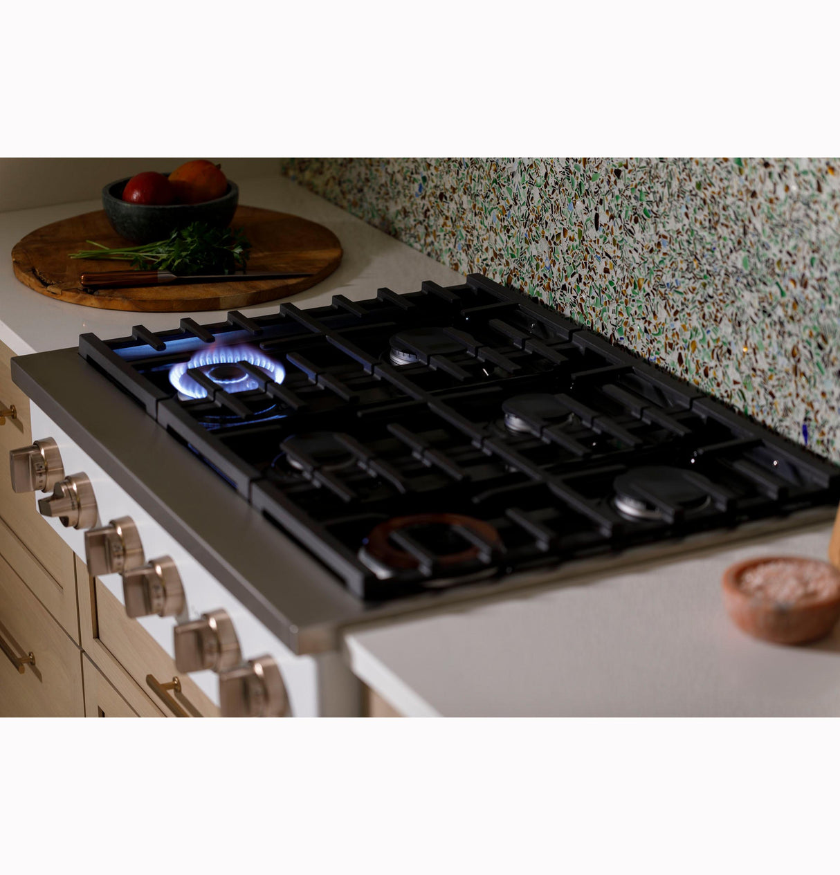 Caf(eback)(TM) 36" Commercial-Style Gas Rangetop with 6 Burners (Natural Gas) - (CGU366P2TS1)