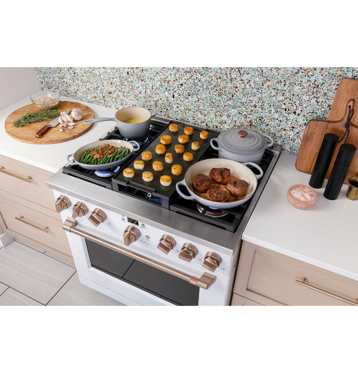 Caf(eback)(TM) 36" Smart All-Gas Commercial-Style Range with 6 Burners (Natural Gas) - (CGY366P2TS1)