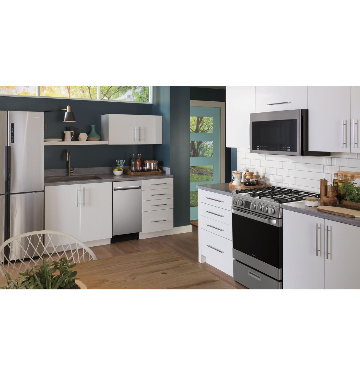 24" 2.9 Cu. Ft. Gas Free-Standing Range with Convection and Modular Backguard - (QGAS740RMSS)