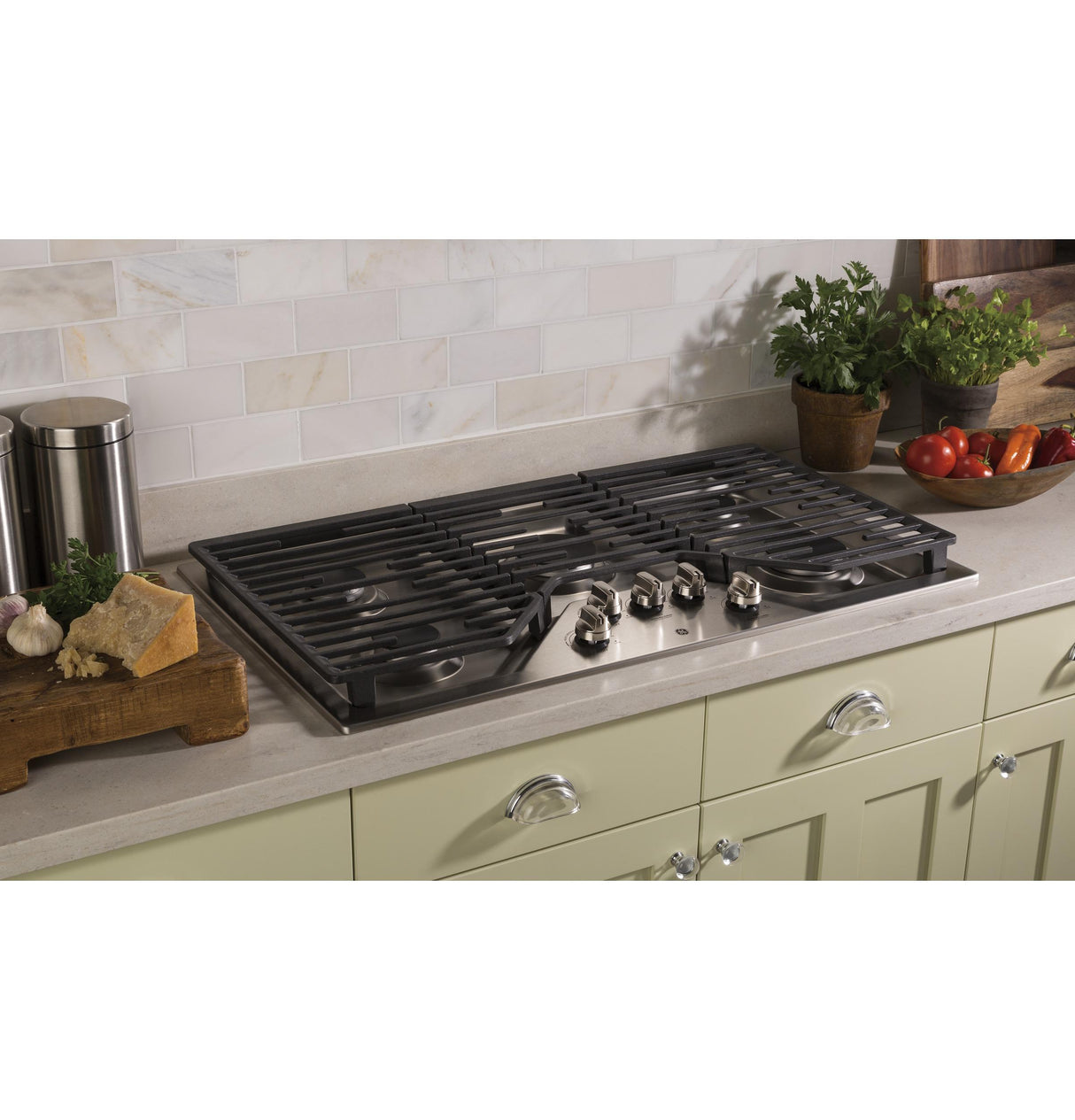 GE(R) 36" Built-In Gas Cooktop with 5 Burners and Dishwasher Safe Grates - (JGP5036SLSS)