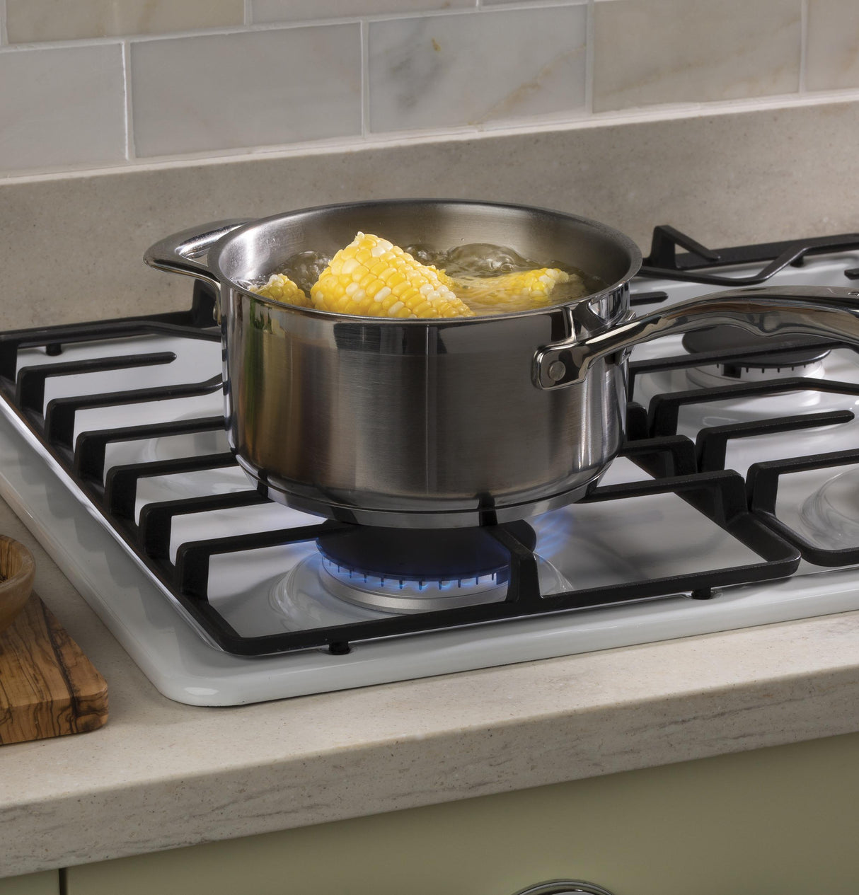 GE(R) 30" Built-In Gas Cooktop with Dishwasher-Safe Grates - (JGP3030DLWW)