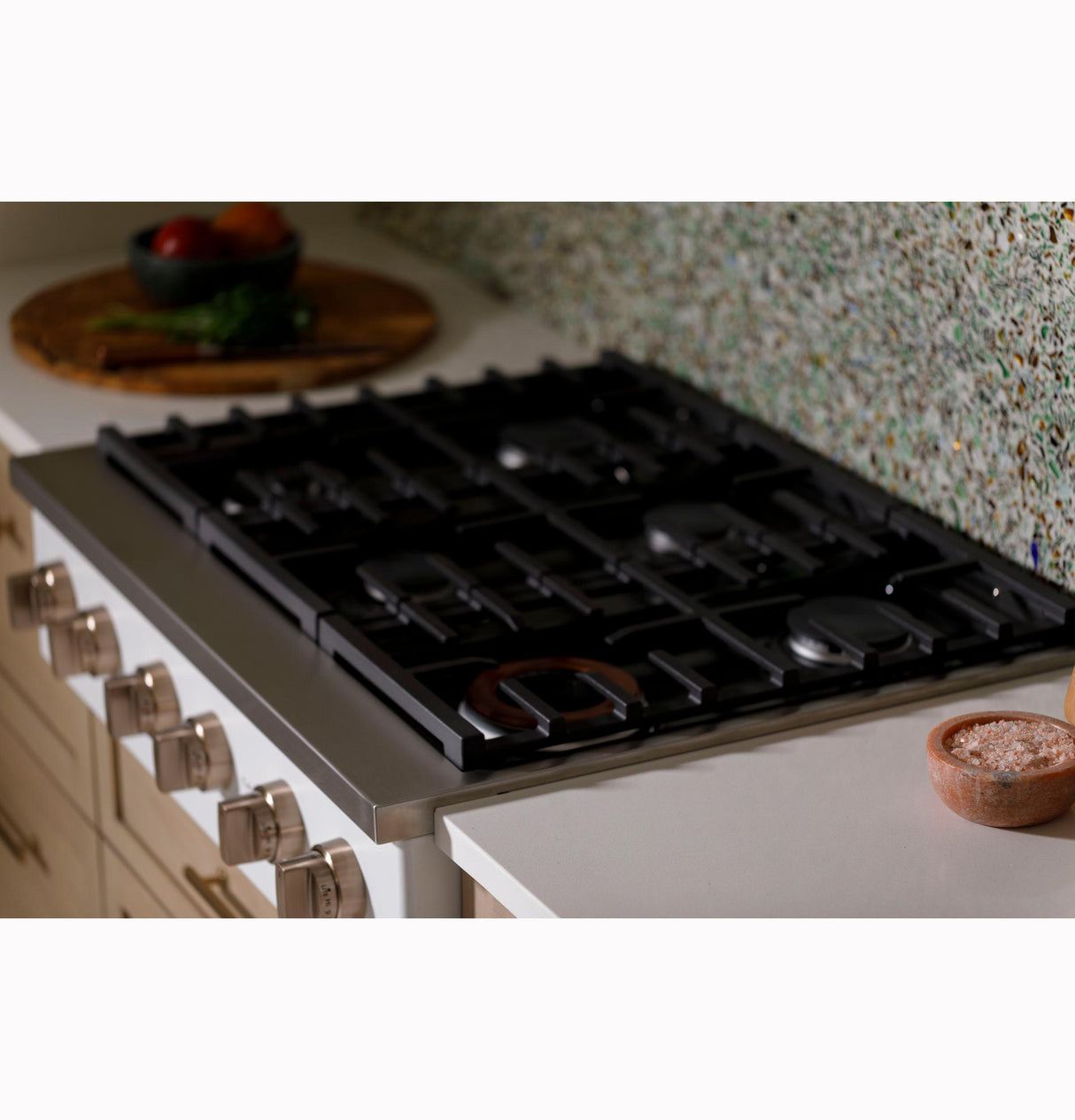 Caf(eback)(TM) 36" Commercial-Style Gas Rangetop with 6 Burners (Natural Gas) - (CGU366P2TS1)