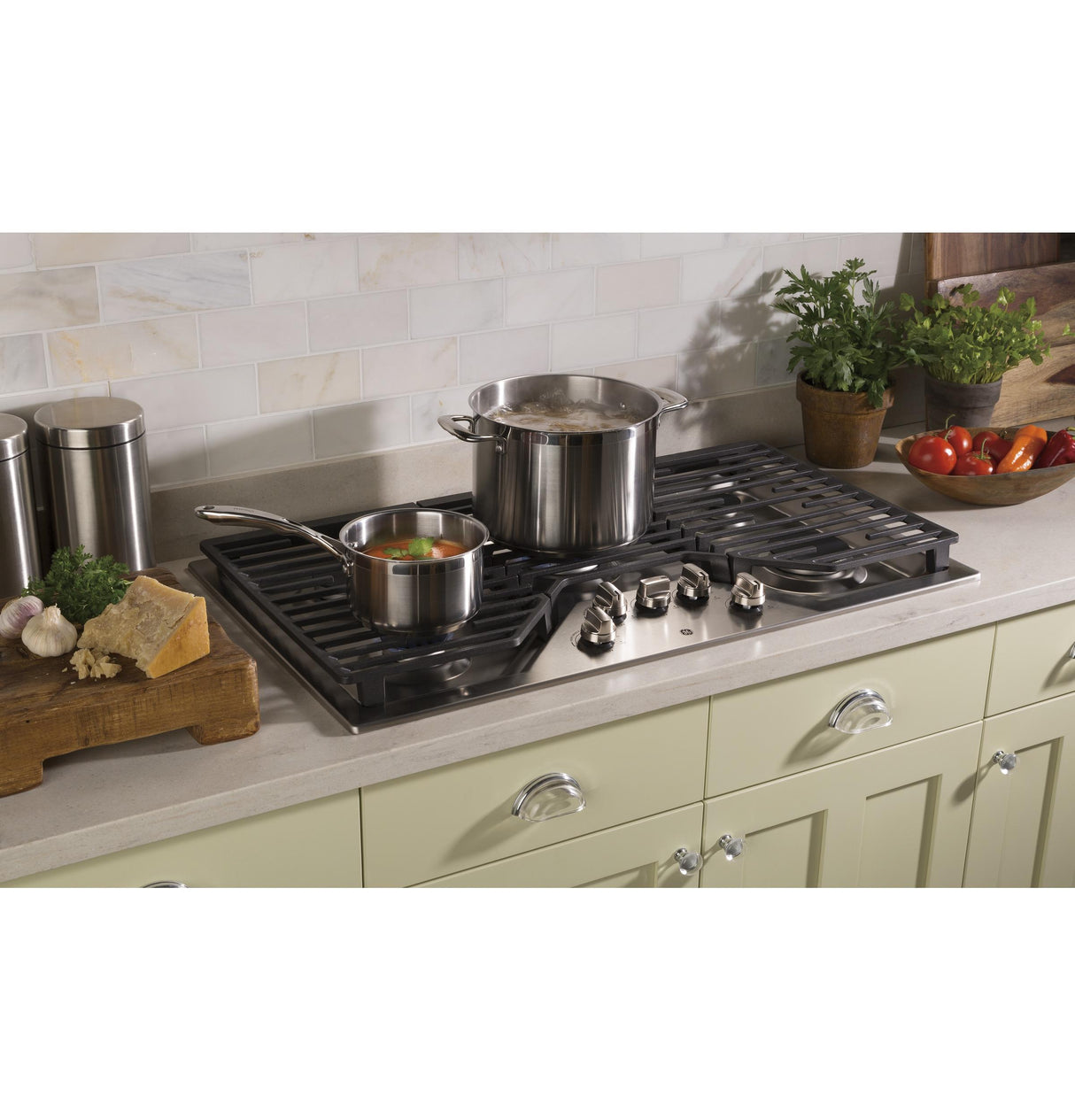 GE(R) 36" Built-In Gas Cooktop with 5 Burners and Dishwasher Safe Grates - (JGP5036SLSS)