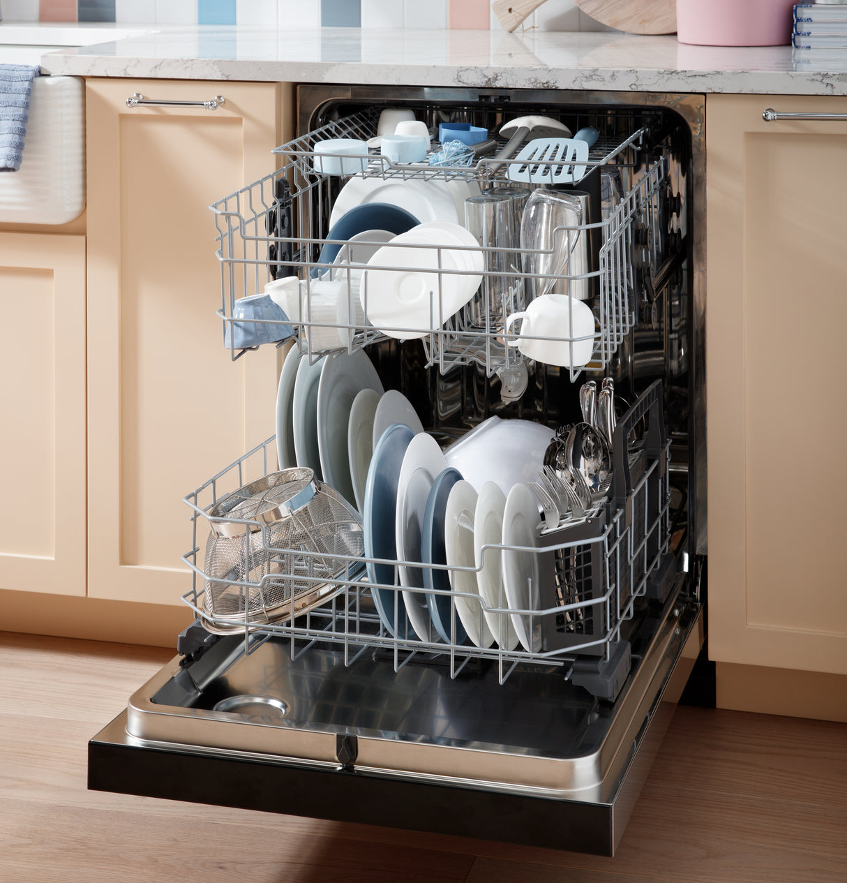 GE(R) ENERGY STAR(R) Front Control with Stainless Steel Interior Dishwasher with Sanitize Cycle - (GDF650SYVFS)