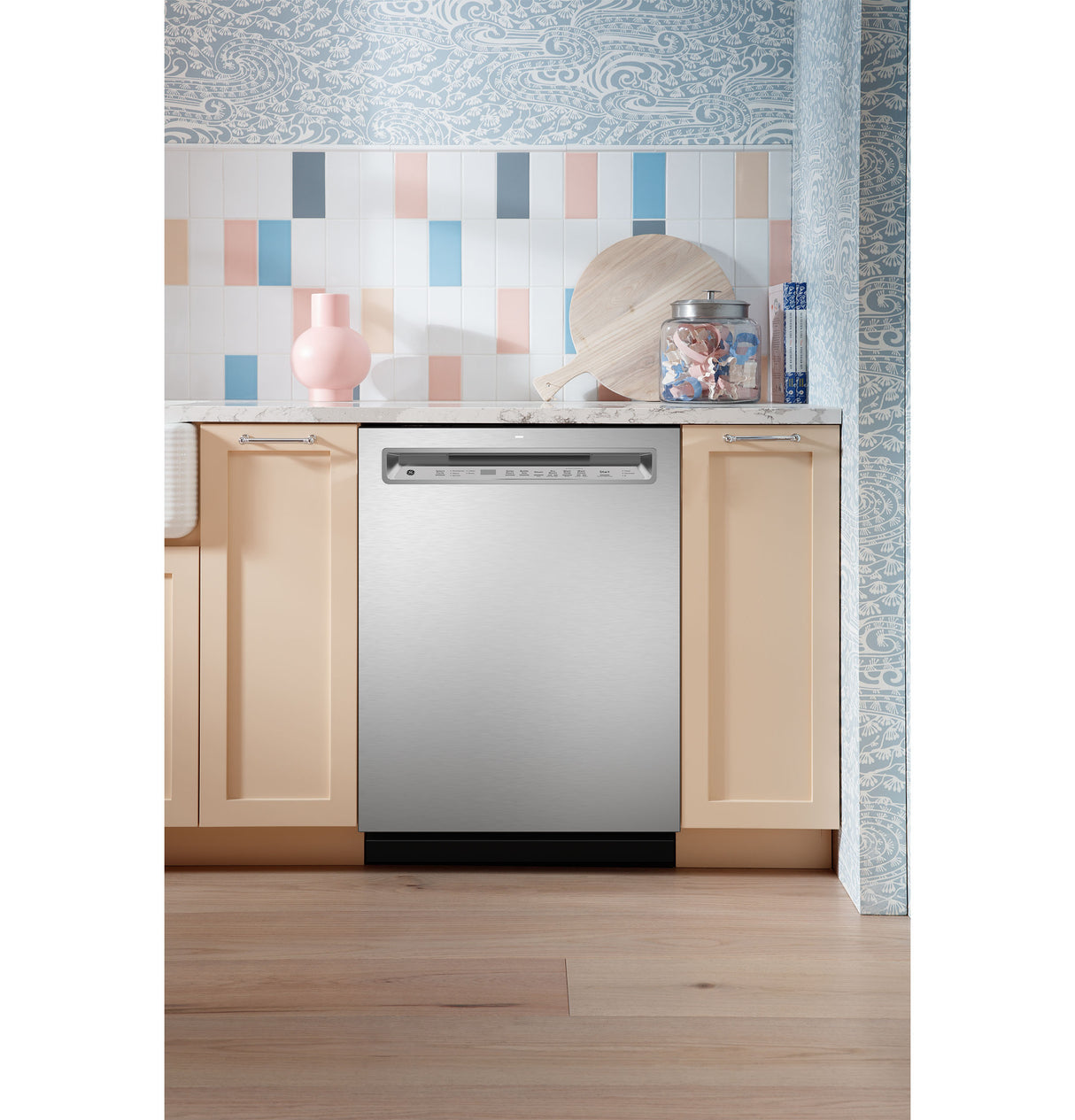 GE(R) ENERGY STAR(R) Front Control with Stainless Steel Interior Dishwasher with Sanitize Cycle - (GDF650SYVFS)