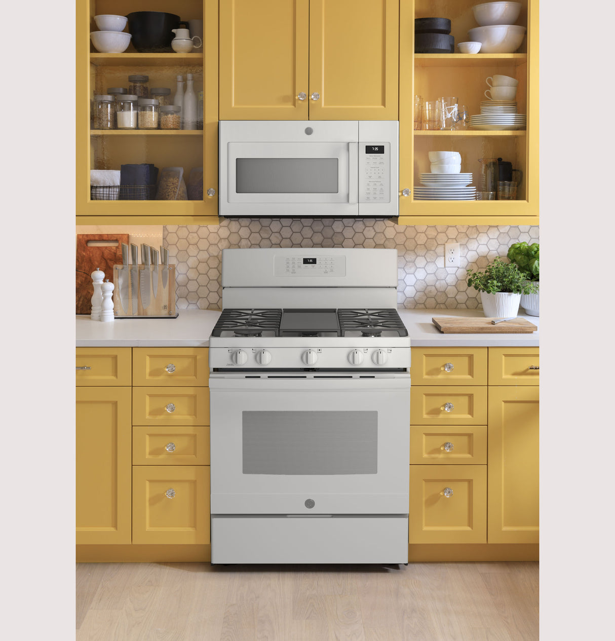 GE(R) 30" Free-Standing Gas Convection Range with No Preheat Air Fry - (JGB735DPWW)