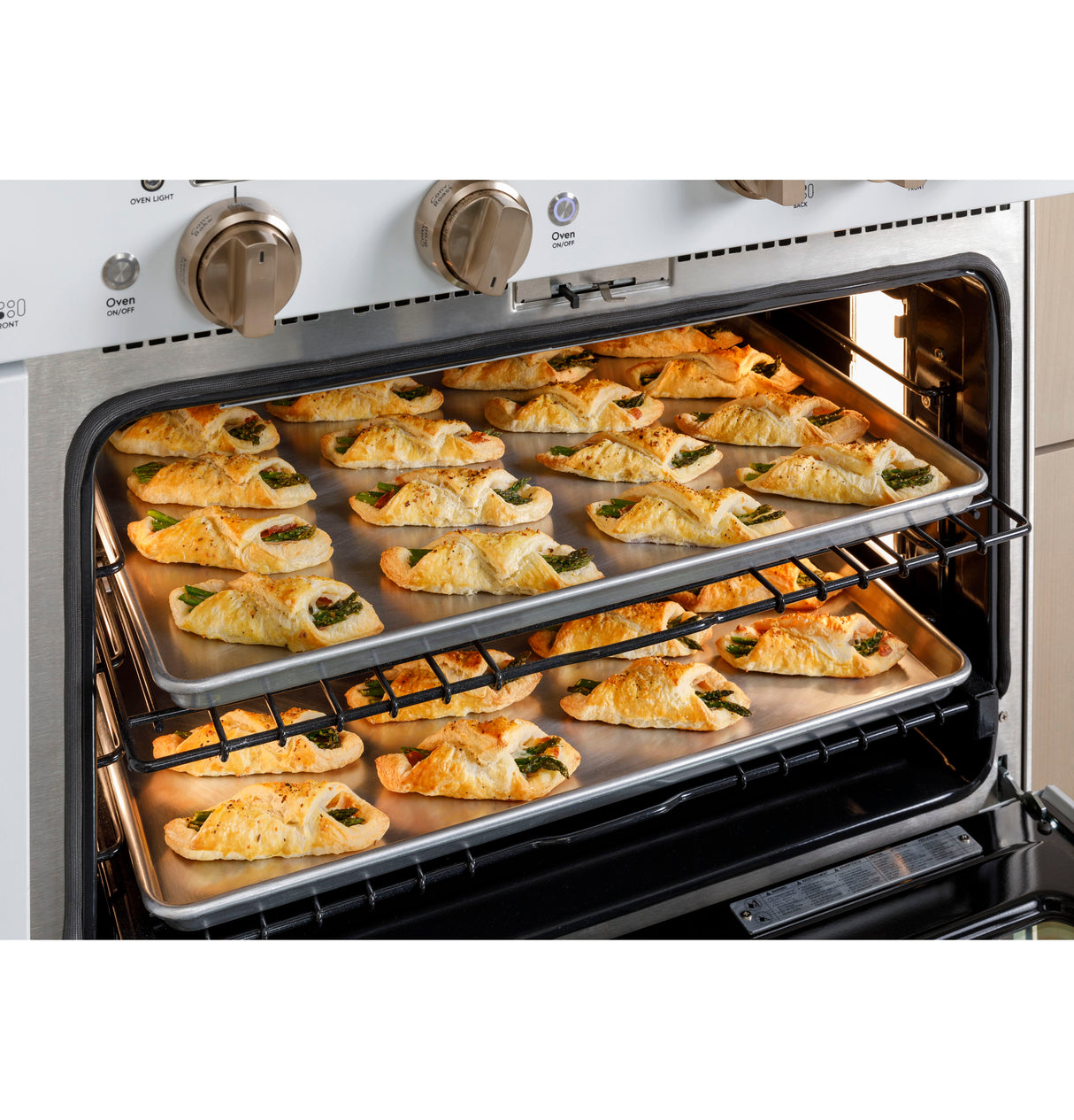 Caf(eback)(TM) 36" Smart Dual-Fuel Commercial-Style Range with 6 Burners (Natural Gas) - (C2Y366P3TD1)