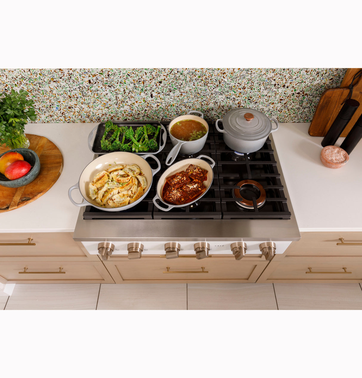Caf(eback)(TM) 36" Commercial-Style Gas Rangetop with 6 Burners (Natural Gas) - (CGU366P4TW2)