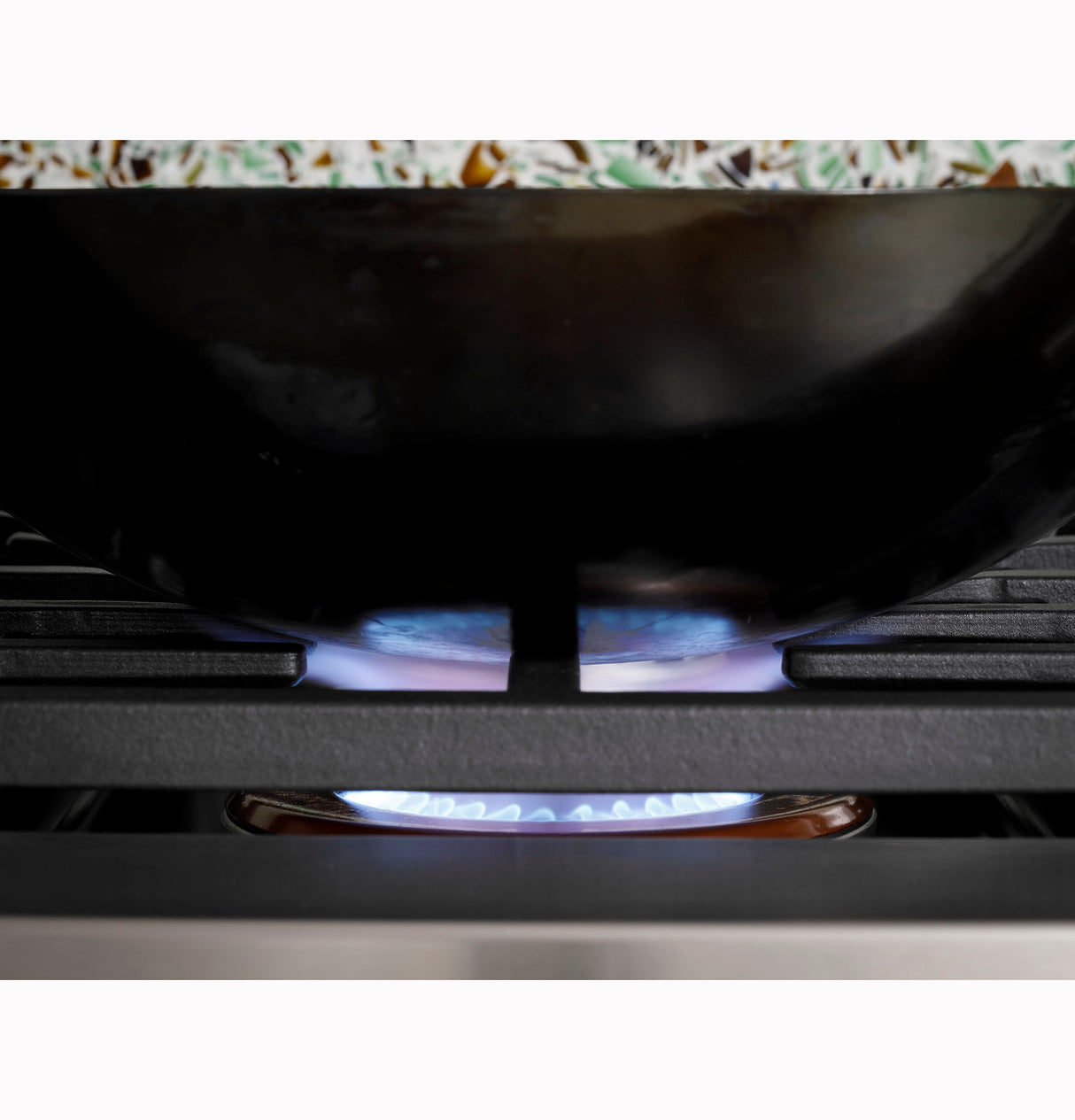 Caf(eback)(TM) 48" Commercial-Style Gas Rangetop with 6 Burners and Integrated Griddle (Natural Gas) - (CGU486P2TS1)
