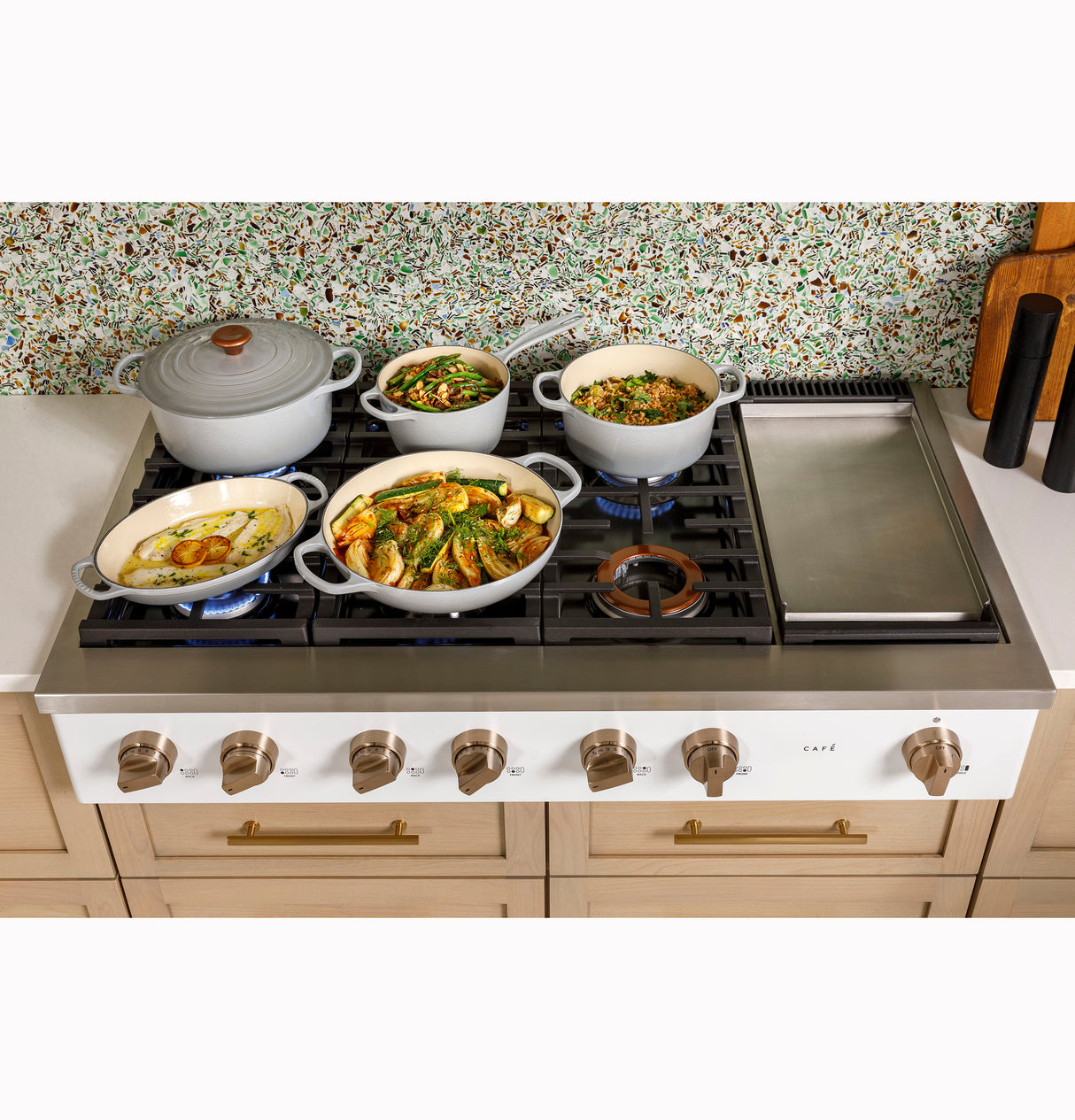 Caf(eback)(TM) 48" Commercial-Style Gas Rangetop with 6 Burners and Integrated Griddle (Natural Gas) - (CGU486P3TD1)