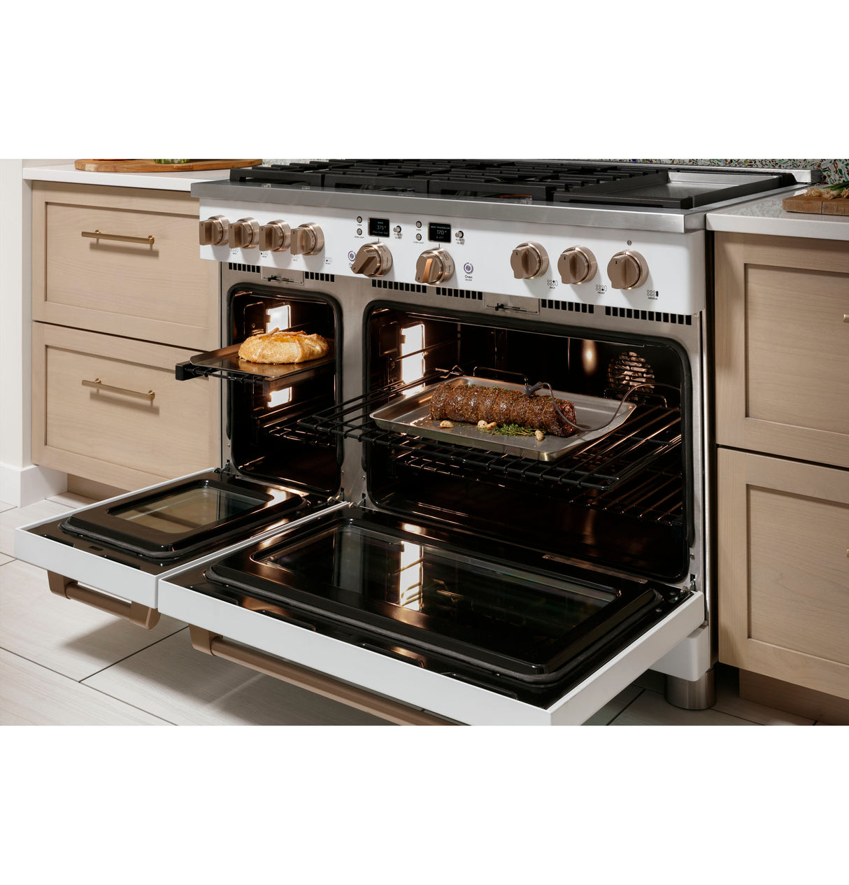 Caf(eback)(TM) 48" Smart Dual-Fuel Commercial-Style Range with 6 Burners and Griddle (Natural Gas) - (C2Y486P2TS1)