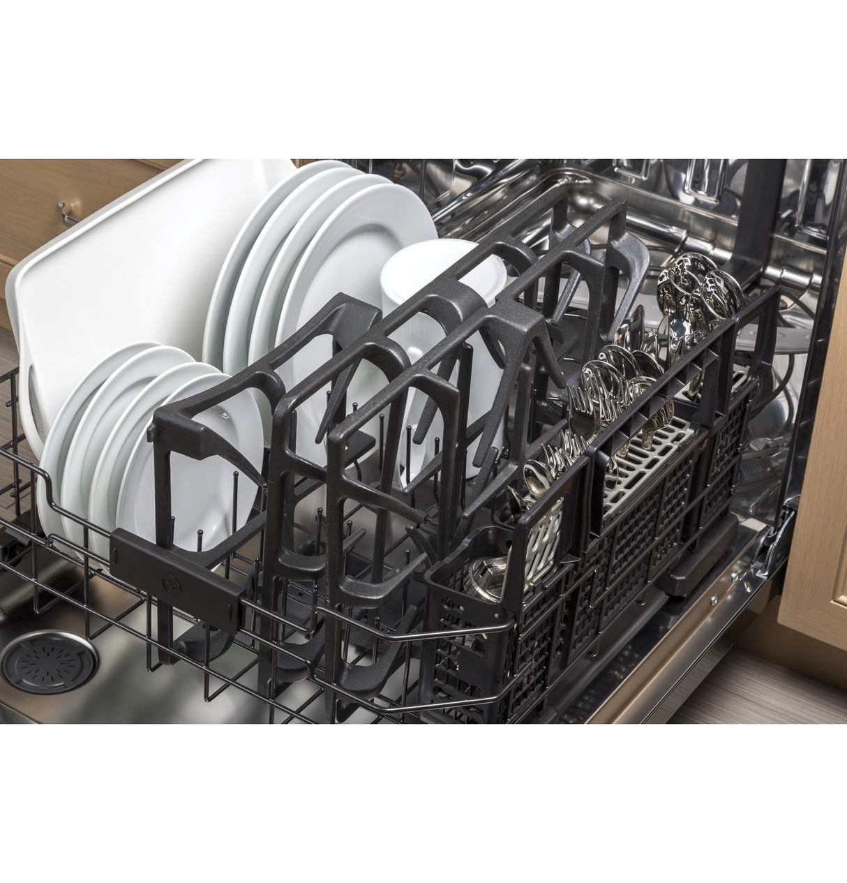 GE(R) 36" Built-In Gas Cooktop with 5 Burners and Dishwasher Safe Grates - (JGP5036DLBB)