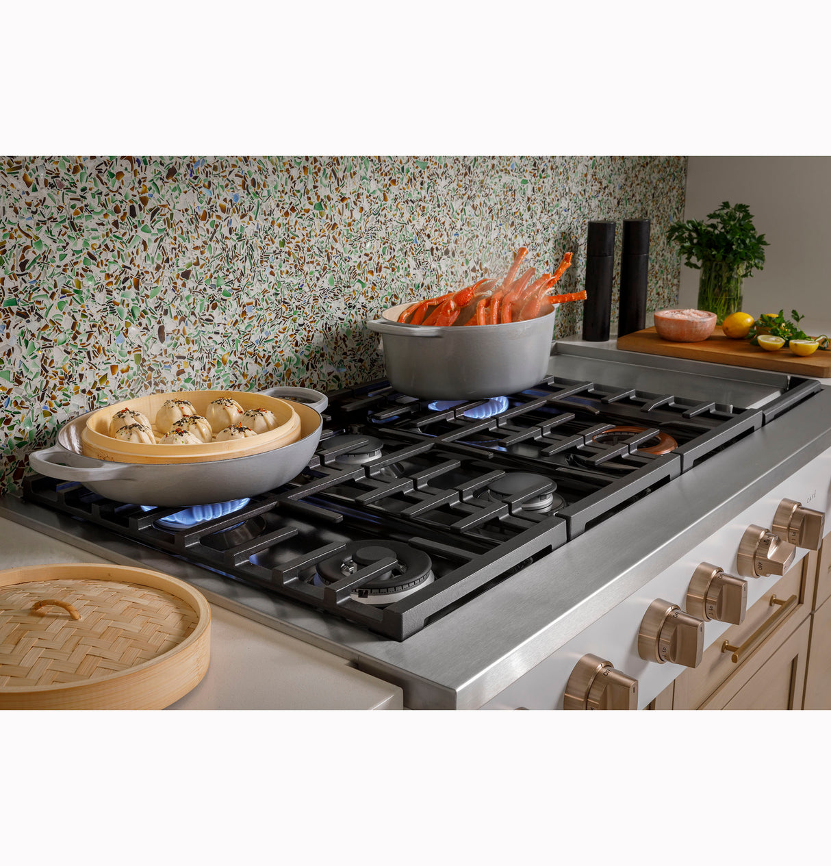 Caf(eback)(TM) 48" Commercial-Style Gas Rangetop with 6 Burners and Integrated Griddle (Natural Gas) - (CGU486P2TS1)