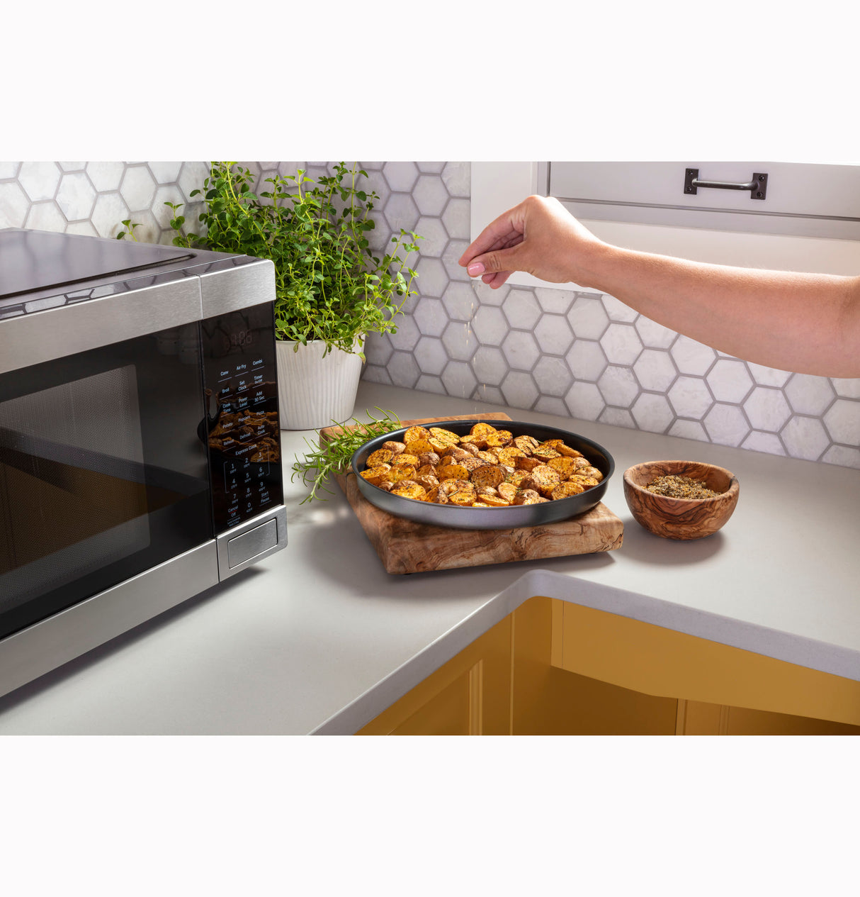 GE(R) 1.0 Cu. Ft. Capacity Countertop Convection Microwave Oven with Air Fry - (JES1109RRSS)