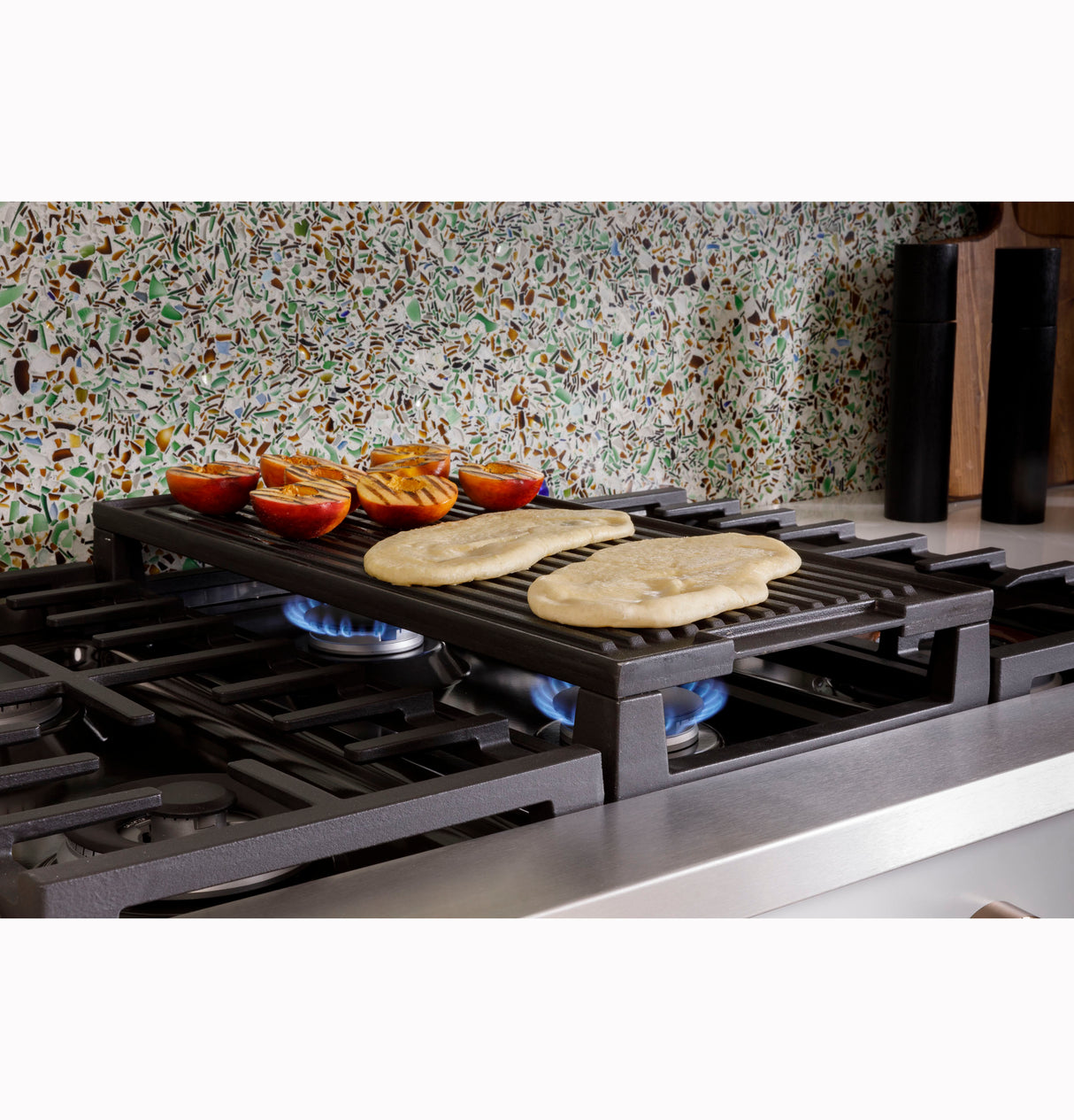 Caf(eback)(TM) 48" Commercial-Style Gas Rangetop with 6 Burners and Integrated Griddle (Natural Gas) - (CGU486P3TD1)