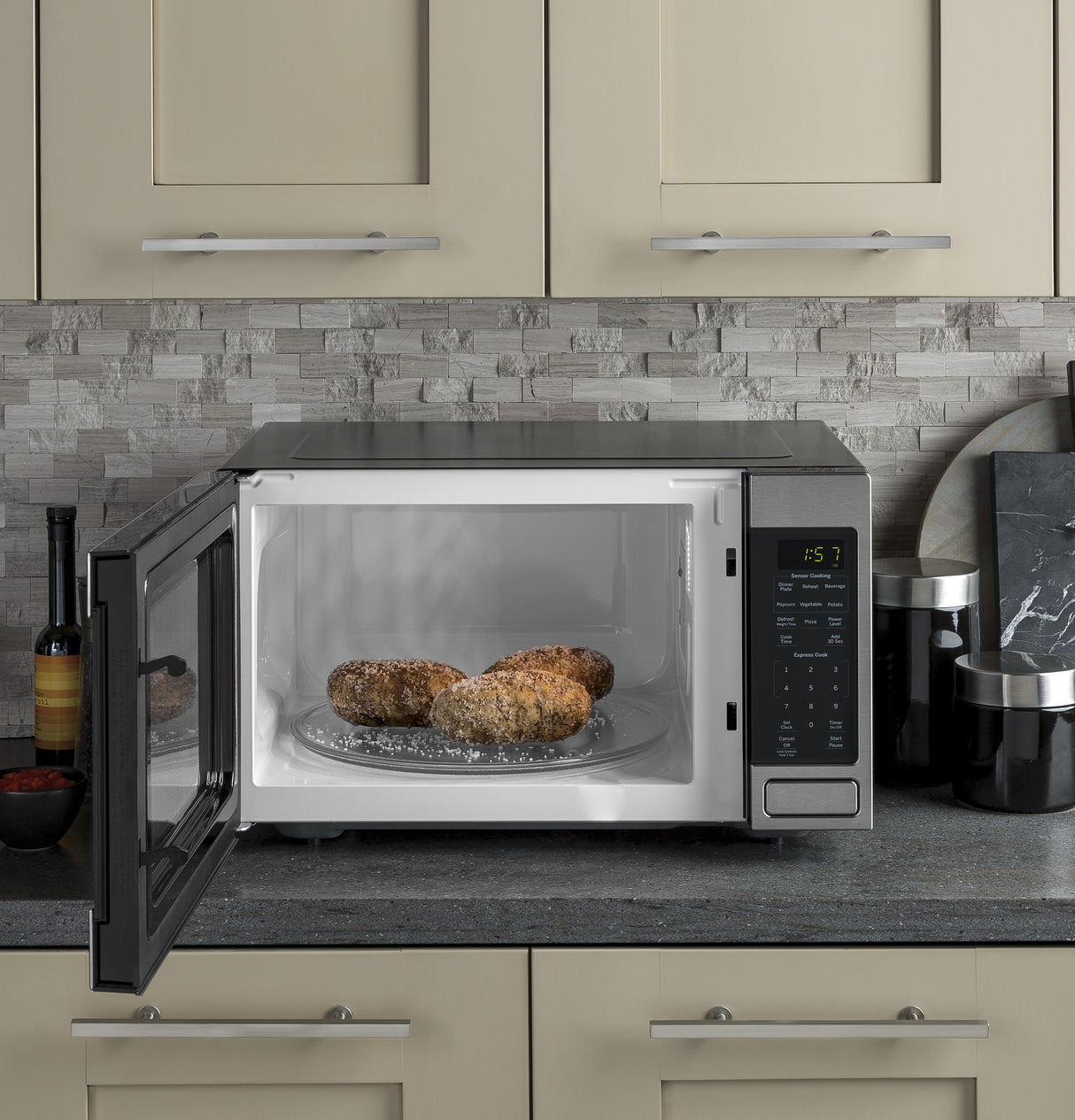 GE(R) 1.6 Cu. Ft. Countertop Microwave Oven - (JES1657SMSS)