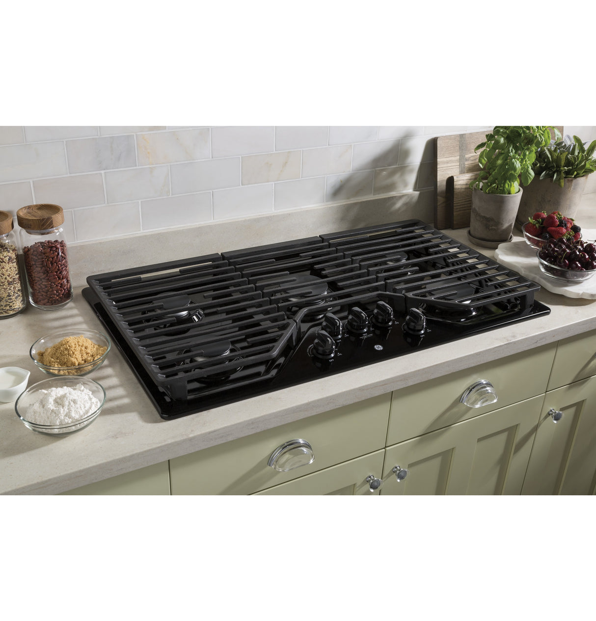 GE(R) 36" Built-In Gas Cooktop with 5 Burners and Dishwasher Safe Grates - (JGP5036DLBB)